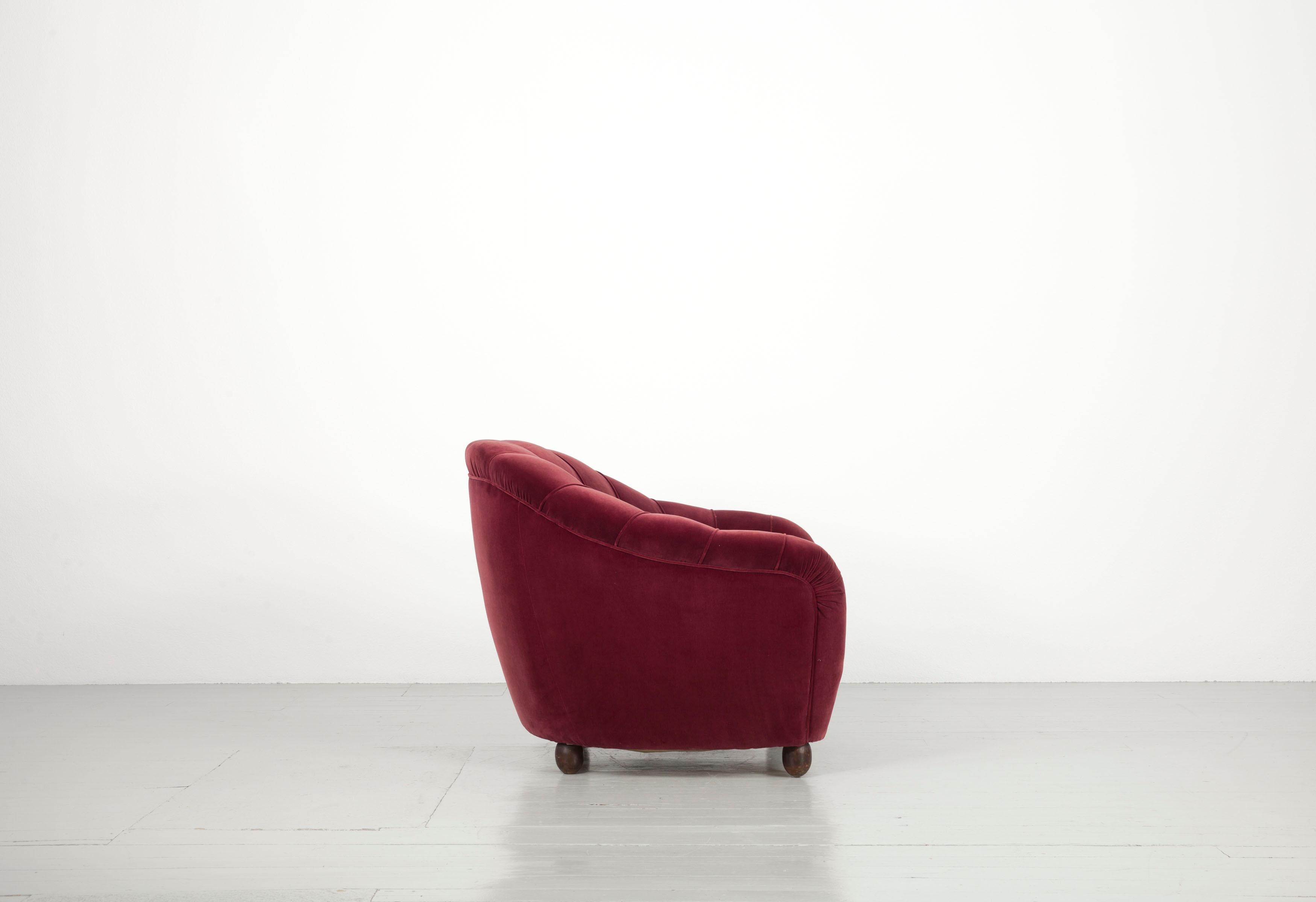Ensemble italien d'un canapé massif et de deux fauteuils recouverts d'un revêtement en velours rouge foncé, années 1940 État moyen - En vente à Wolfurt, AT