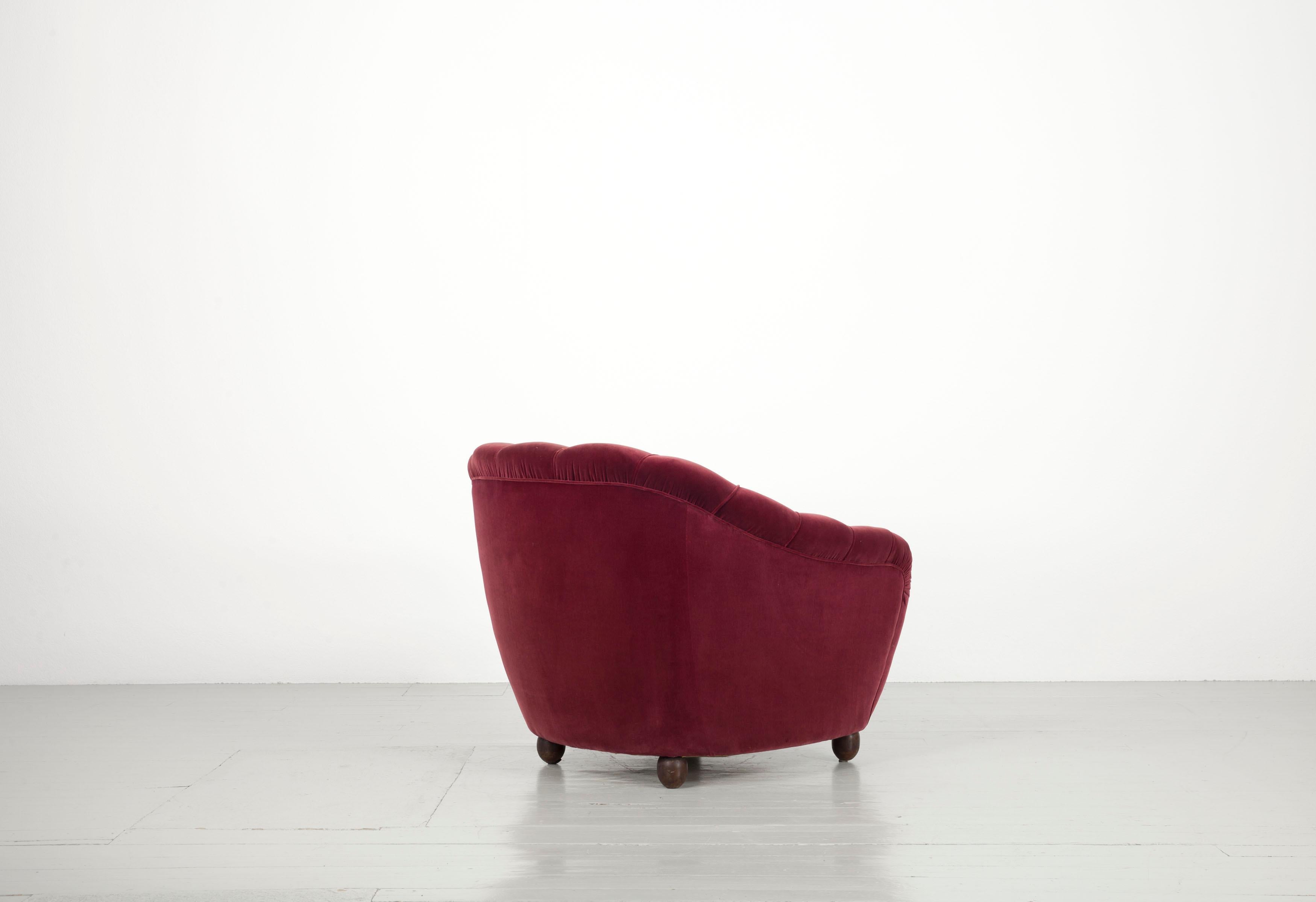 Milieu du XXe siècle Ensemble italien d'un canapé massif et de deux fauteuils recouverts d'un revêtement en velours rouge foncé, années 1940 en vente
