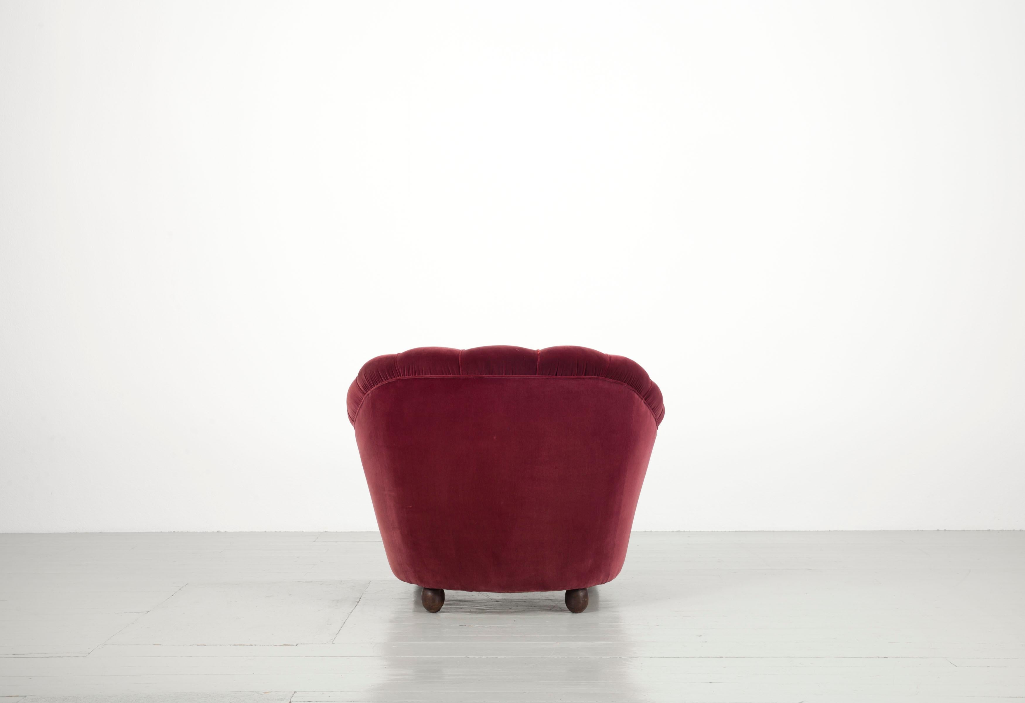 Tissu Ensemble italien d'un canapé massif et de deux fauteuils recouverts d'un revêtement en velours rouge foncé, années 1940 en vente