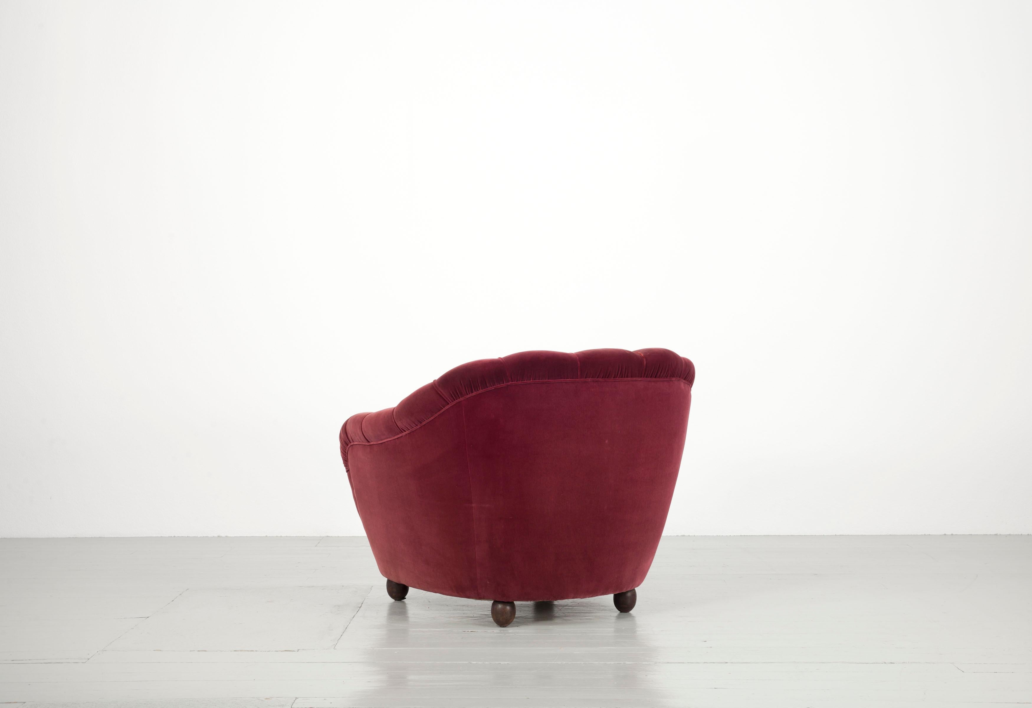 Ensemble italien d'un canapé massif et de deux fauteuils recouverts d'un revêtement en velours rouge foncé, années 1940 en vente 1