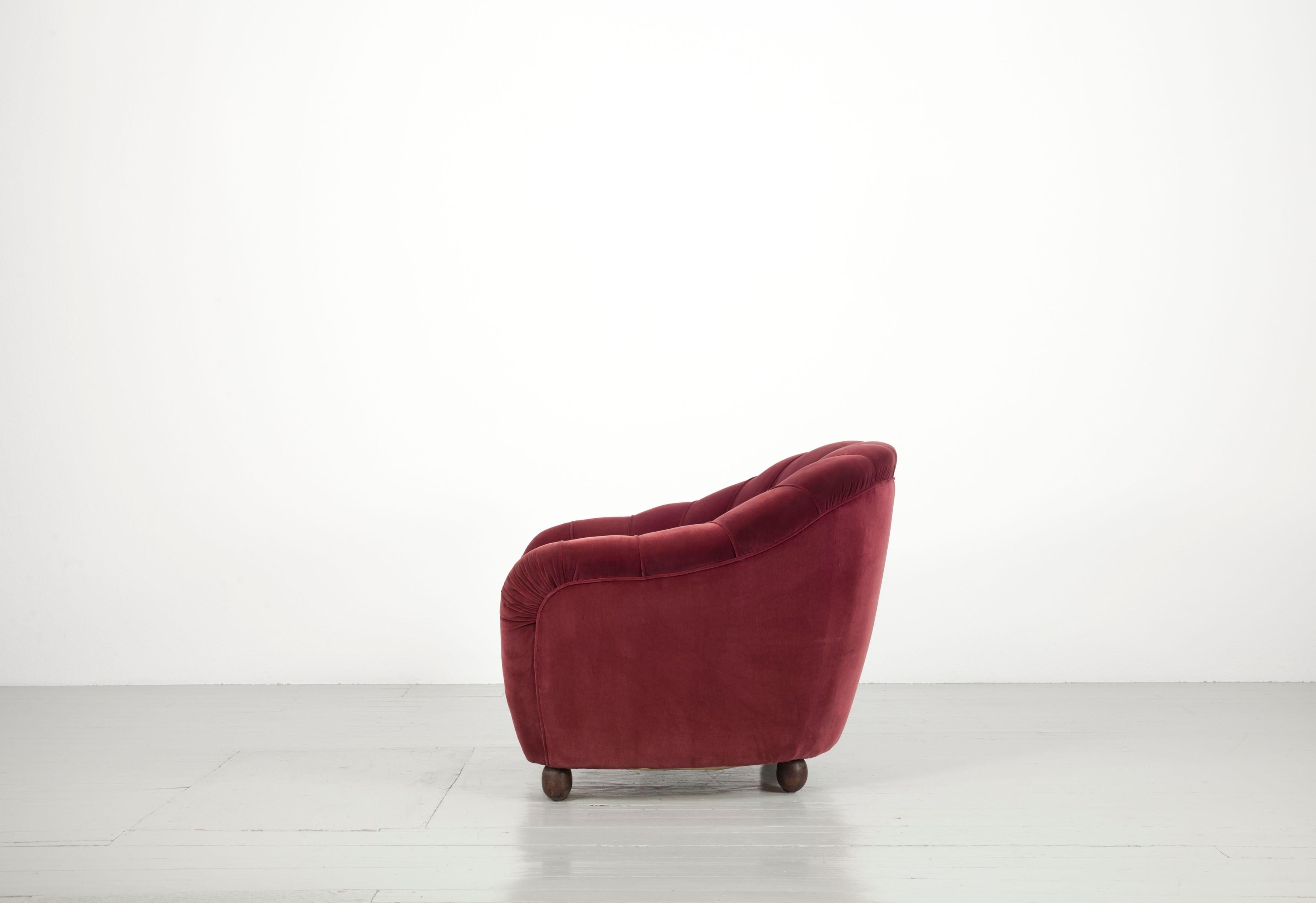 Ensemble italien d'un canapé massif et de deux fauteuils recouverts d'un revêtement en velours rouge foncé, années 1940 en vente 2