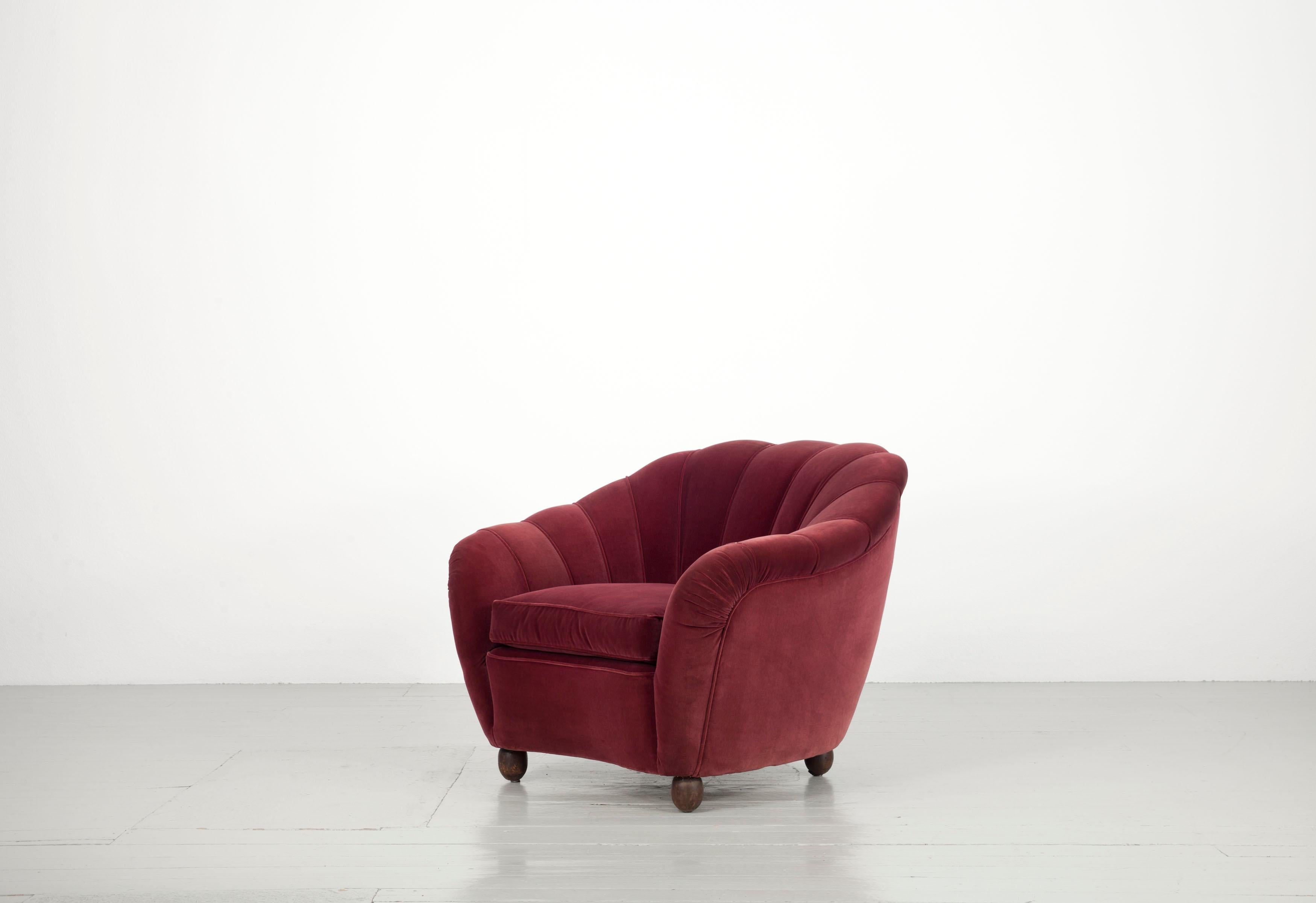 Ensemble italien d'un canapé massif et de deux fauteuils recouverts d'un revêtement en velours rouge foncé, années 1940 en vente 3