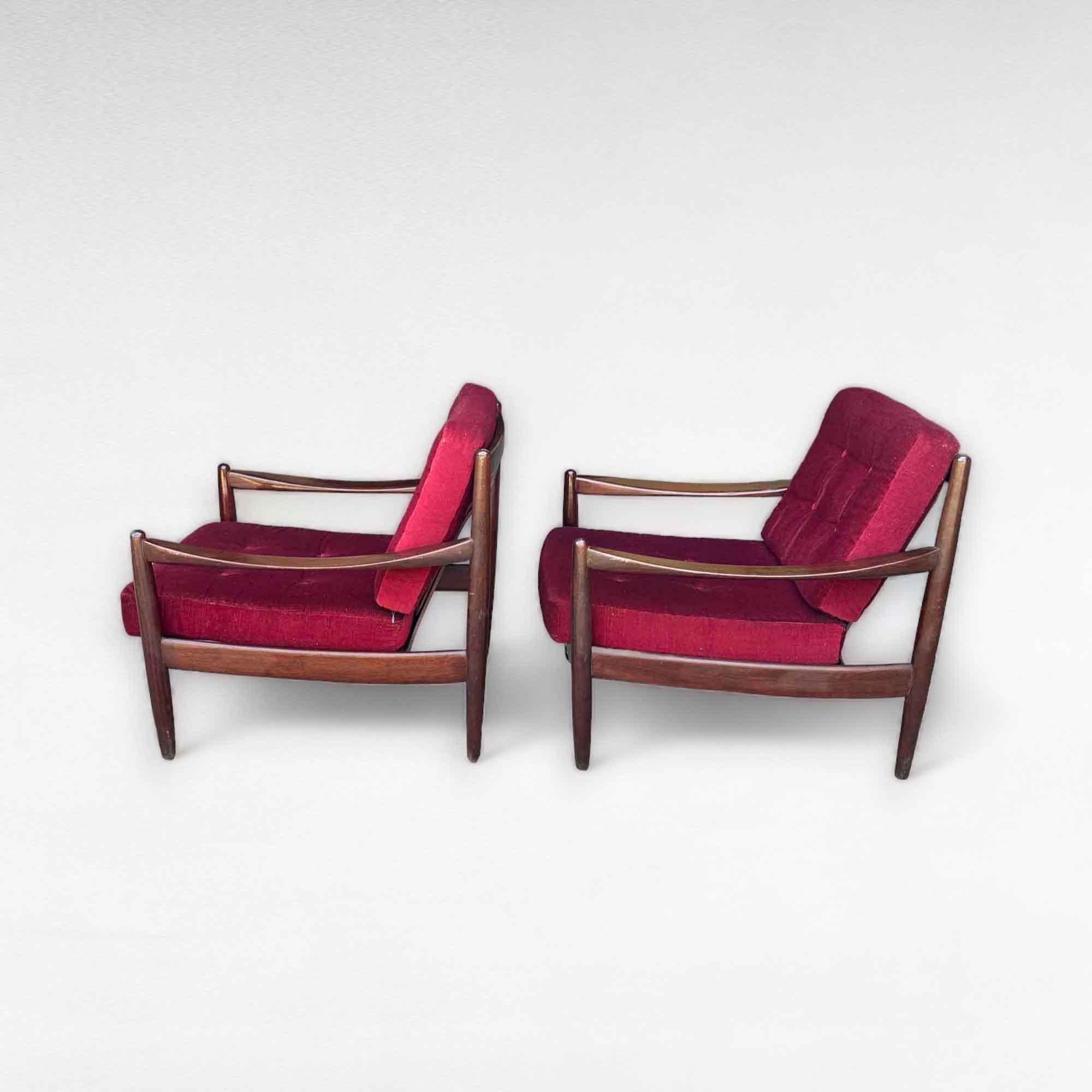 Set of Danish seats from the 1960s by Grete Jalk. This set consists of a 3-seater and 2 separate 1-seater seats. The cushions are in a warm red color and show no stains. The back of the armchairs and armrests have a nice organic shape. These seats