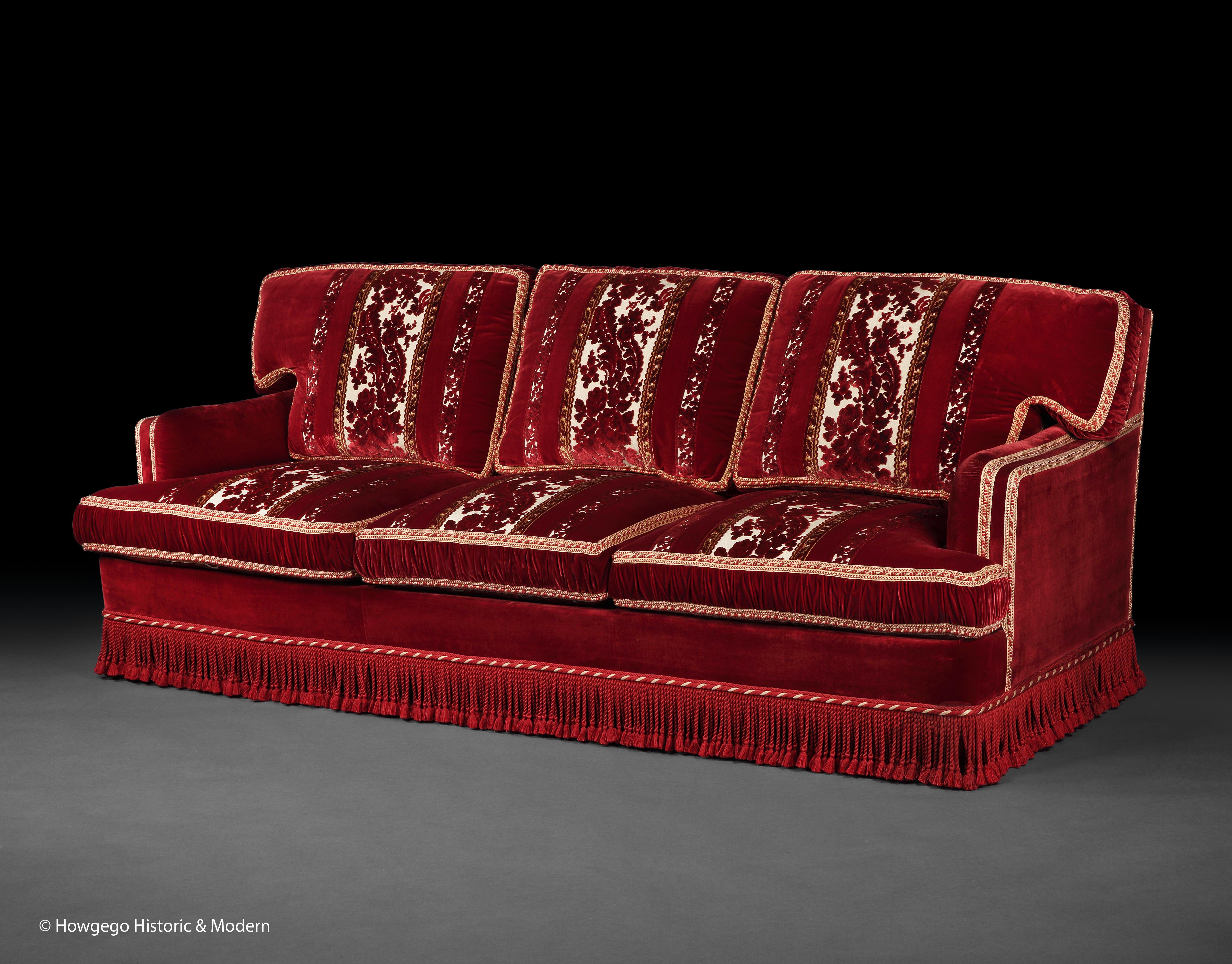 Ein opulentes Dreisitzer-Sofa aus zugeschnittenem Samt des italienischen Architekten und Designers Toni Facella Sensi della Penna

Dieses Sofa ist der Inbegriff von Eleganz, Opulenz und Komfort, die die von Facella Sensi della Penna gelieferten