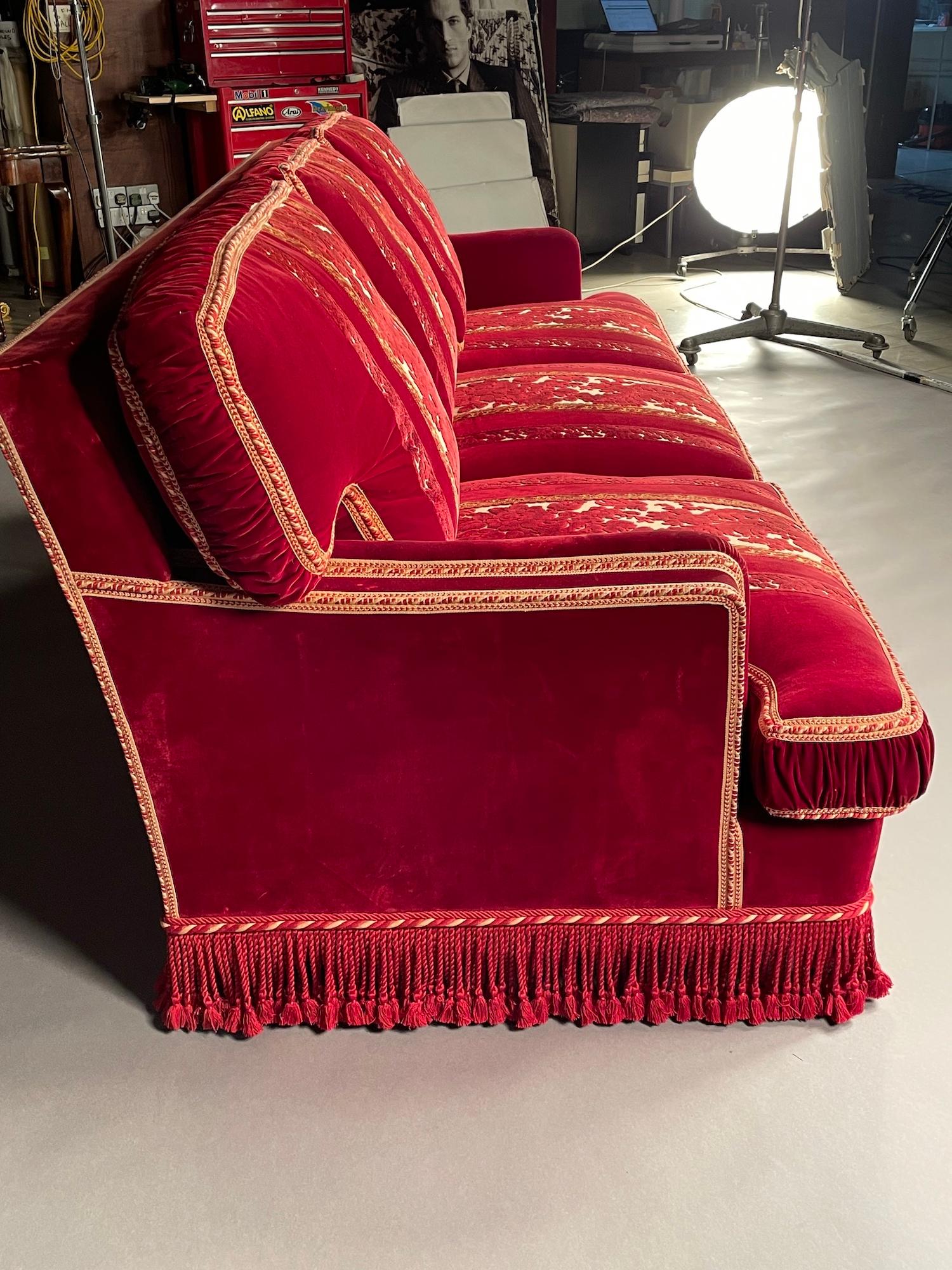 Sofa-Sofa mit 3-Sitzern aus Crimson-Schliff Samt, Italienisch Toni Facella Sensi Della Penna (Klassisch-römisch) im Angebot