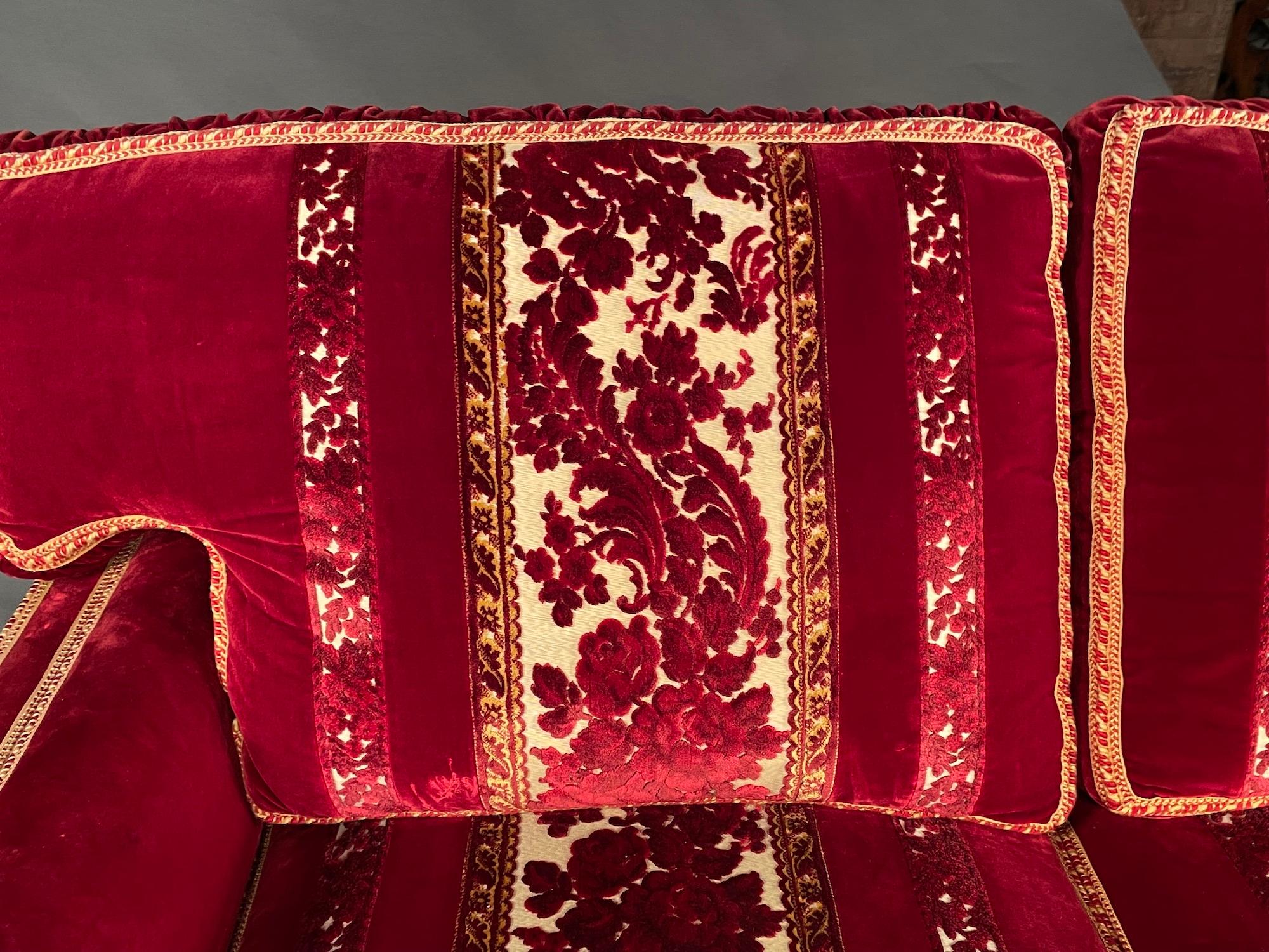 Sofa-Sofa mit 3-Sitzern aus Crimson-Schliff Samt, Italienisch Toni Facella Sensi Della Penna im Zustand „Gut“ im Angebot in BUNGAY, SUFFOLK