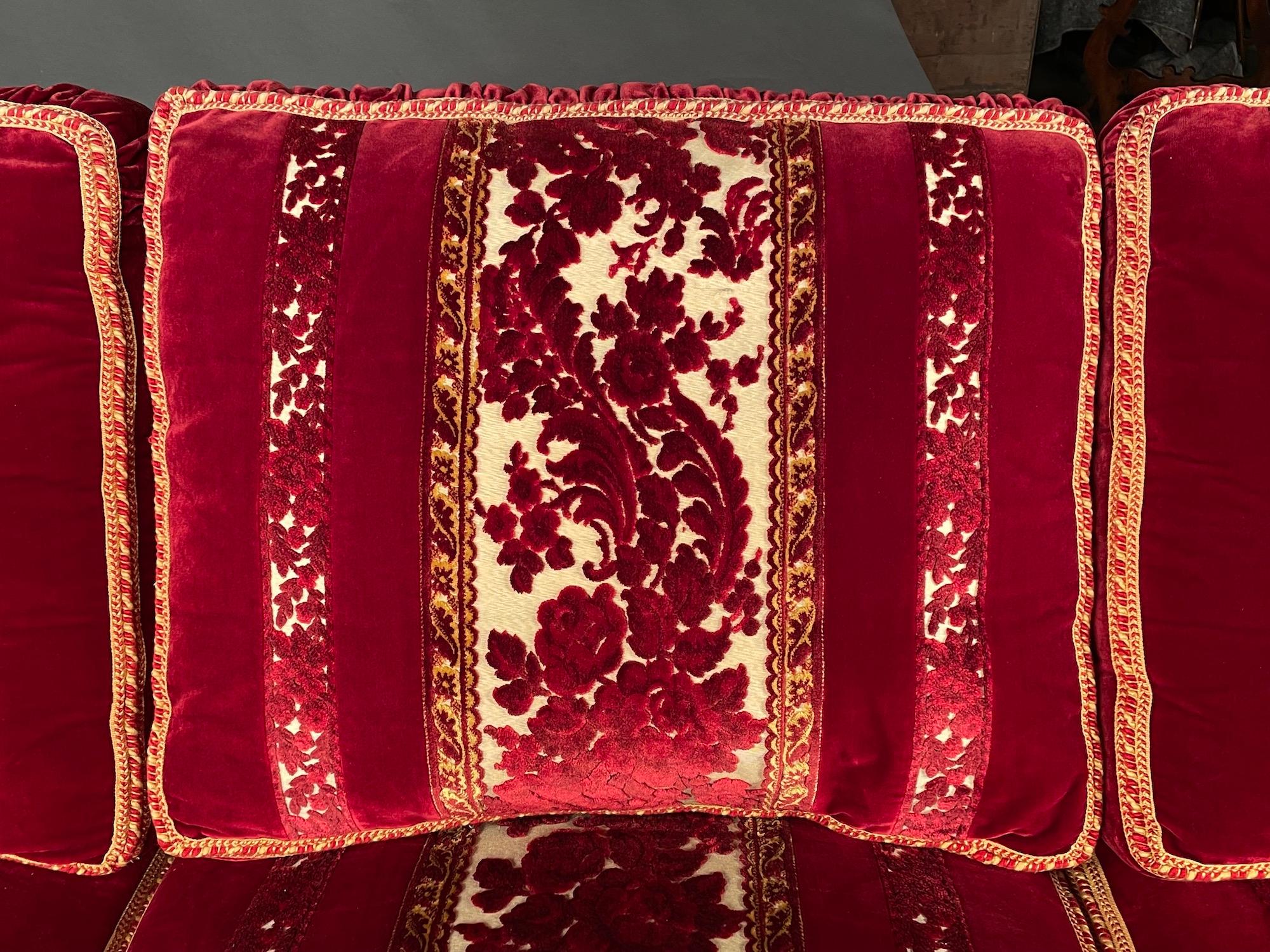 Sofa Settee 3-Seater Crimson Cut Velvet Italian Toni Facella Sensi Della Penna In Good Condition For Sale In BUNGAY, SUFFOLK