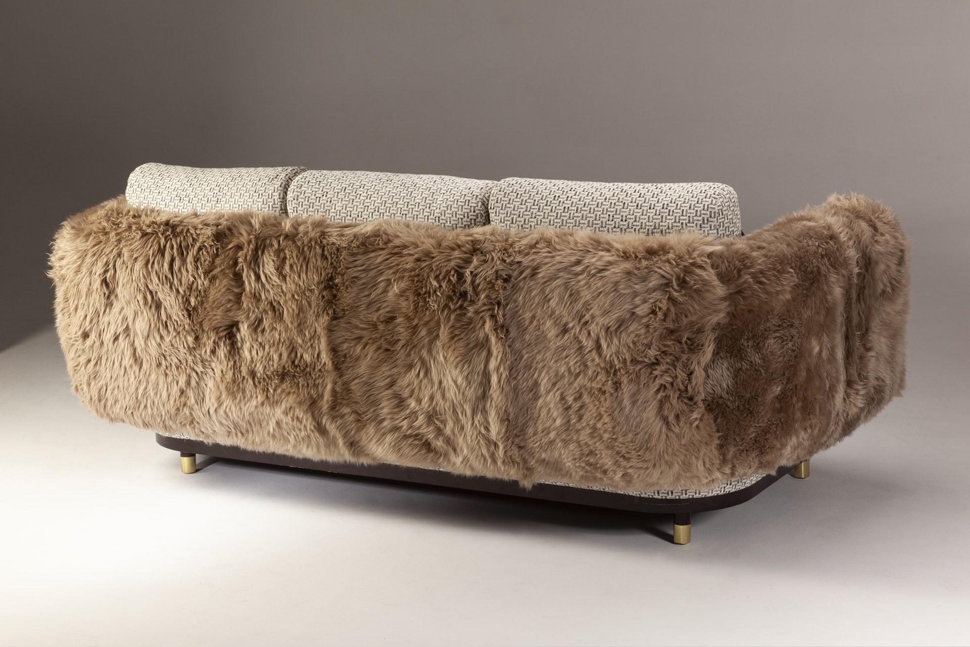 Dooq Sofa-Sessel mit geflochtener Textur und Lammfell, ein Mann, auf Lager (Moderne der Mitte des Jahrhunderts) im Angebot