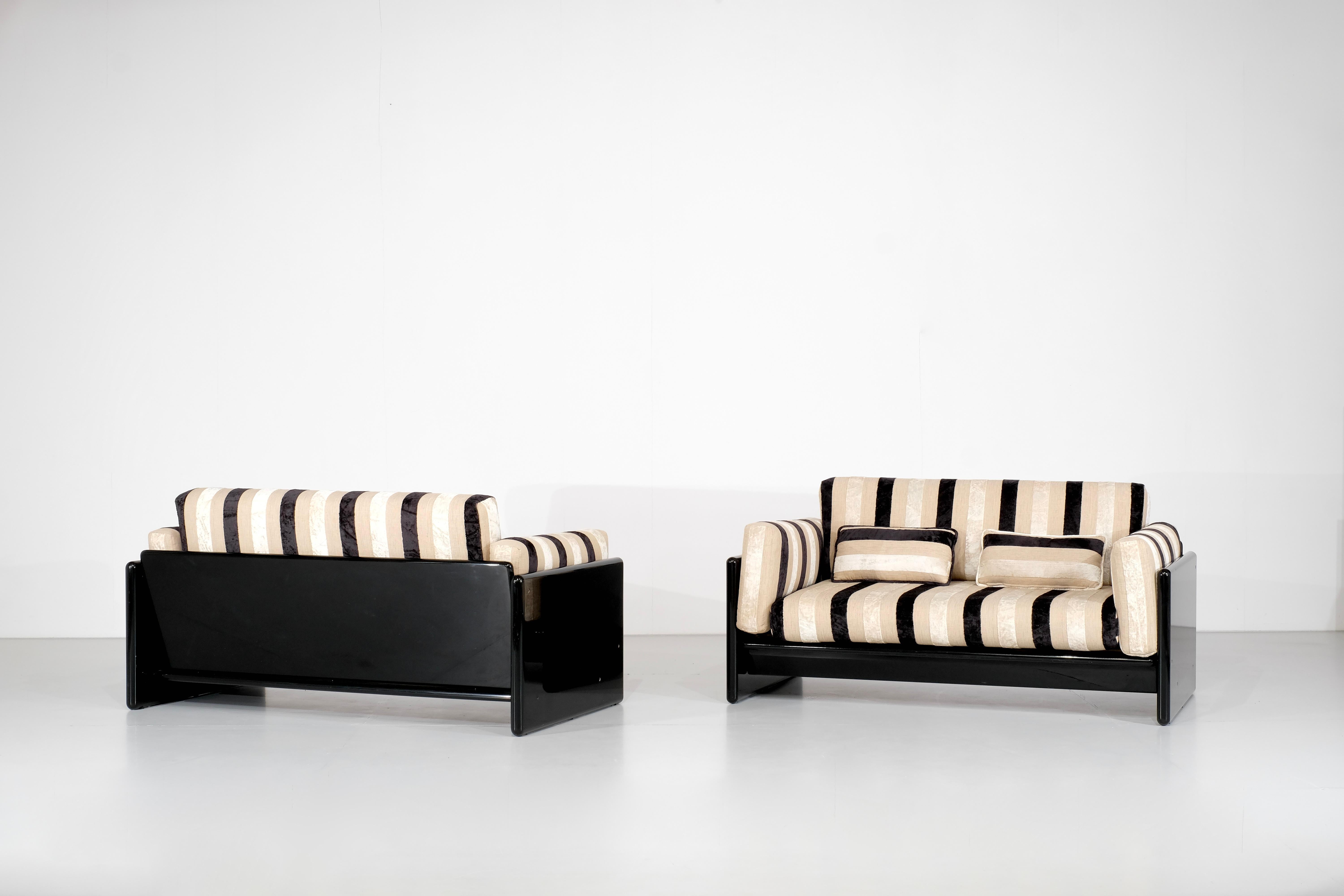 Pair of Sofa two seats model “ Simone ” Structure in gloss black lacquered wood with velvet and linen fabric (new upholstery) Studio Simon 1971.

Designed by Dino Gavina and Kazuhide Takahama for Studio Simon, Italy 1971.

 

 

Designer - Dino