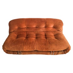 Sofa Soriana von Afra & Tobia Scarpa Bearbeitet von Cassina:: 1970er Jahre Gebranntes Orange