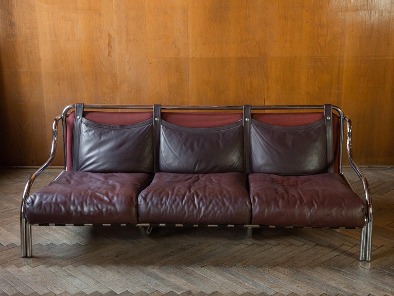 Sofa “Stringa”  Chrome Plated, Platined Leather by Gae Aulenti, Italy, 1962.

The 'Stringa' sofa designed by Gae Aulenti for Poltranova in 1962 has a tubular chrome frame that holds leather seats on top of felt upholstered cushions. The leather