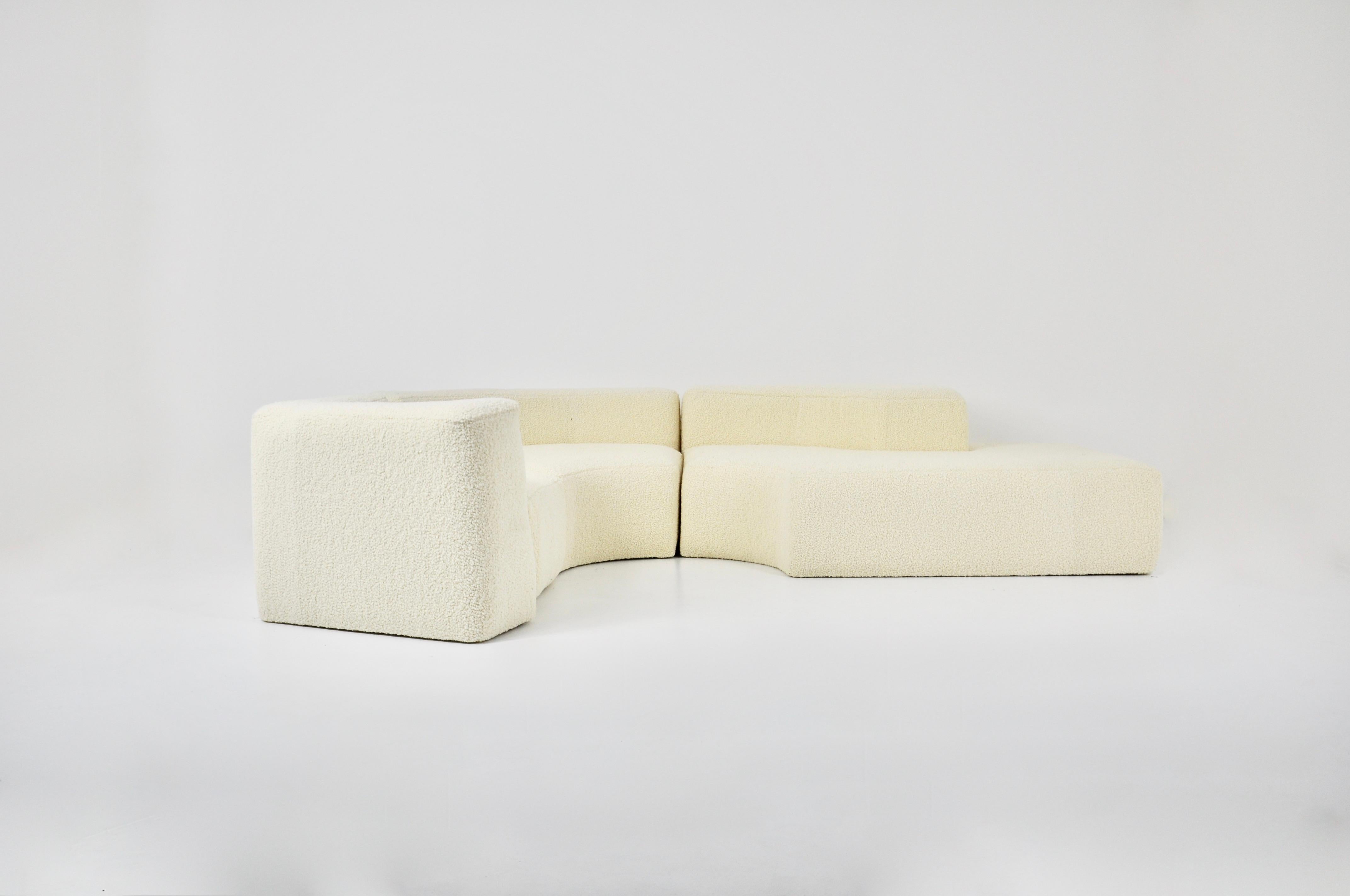Sofa bestehend aus 3 Elementen in weißem Stoff. Neuer Stoff. Abnutzung durch Zeit und Alter des Stuhls. Maße: Sitzhöhe 37cm.