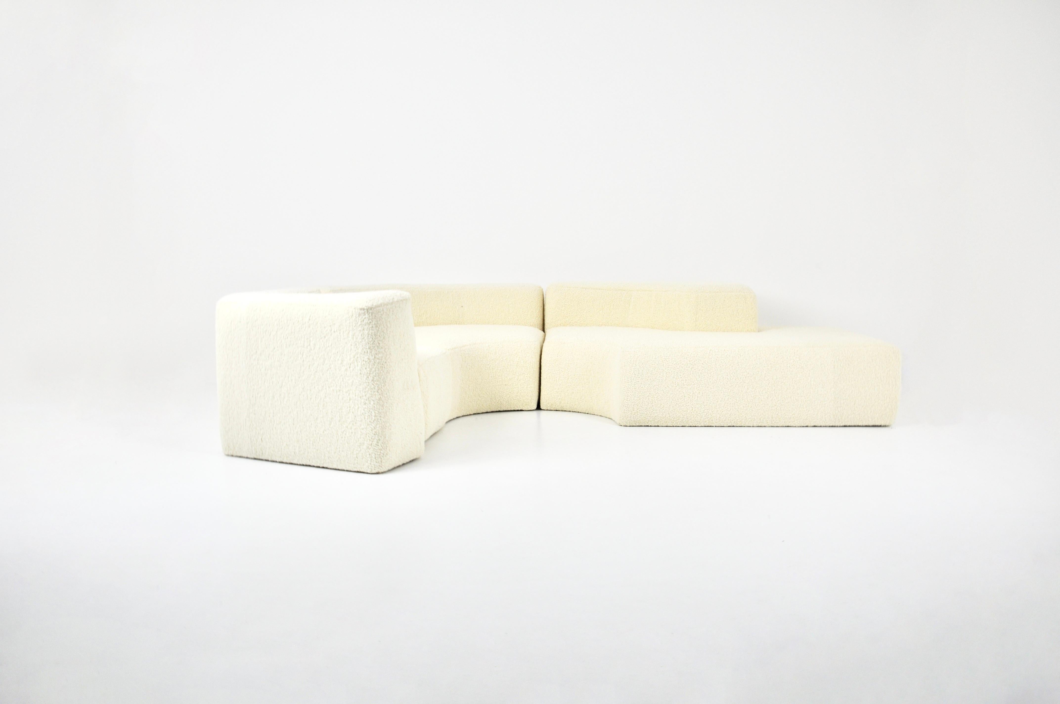 Sofá compuesto de 3 elementos en tejido rizado blanco. Medidas: Altura del asiento 37 cm.  Desgaste debido al tiempo y a la edad de la silla. 