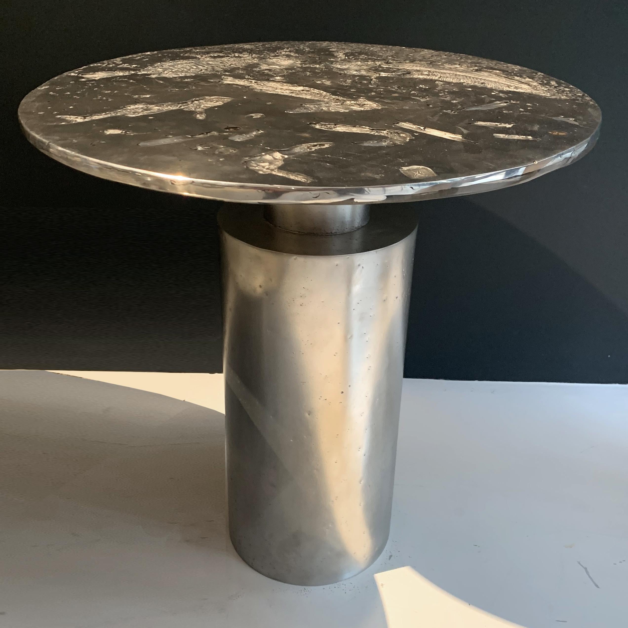 En stock : Cette table basse contemporaine est une pièce unique, créée par Xavier Lavergne et réalisée en étain fondu avec de la résine de cristal. La table est fabriquée à la main en France. Pour ce projet, Xavier Lavergne a coulé de l'étain sur de