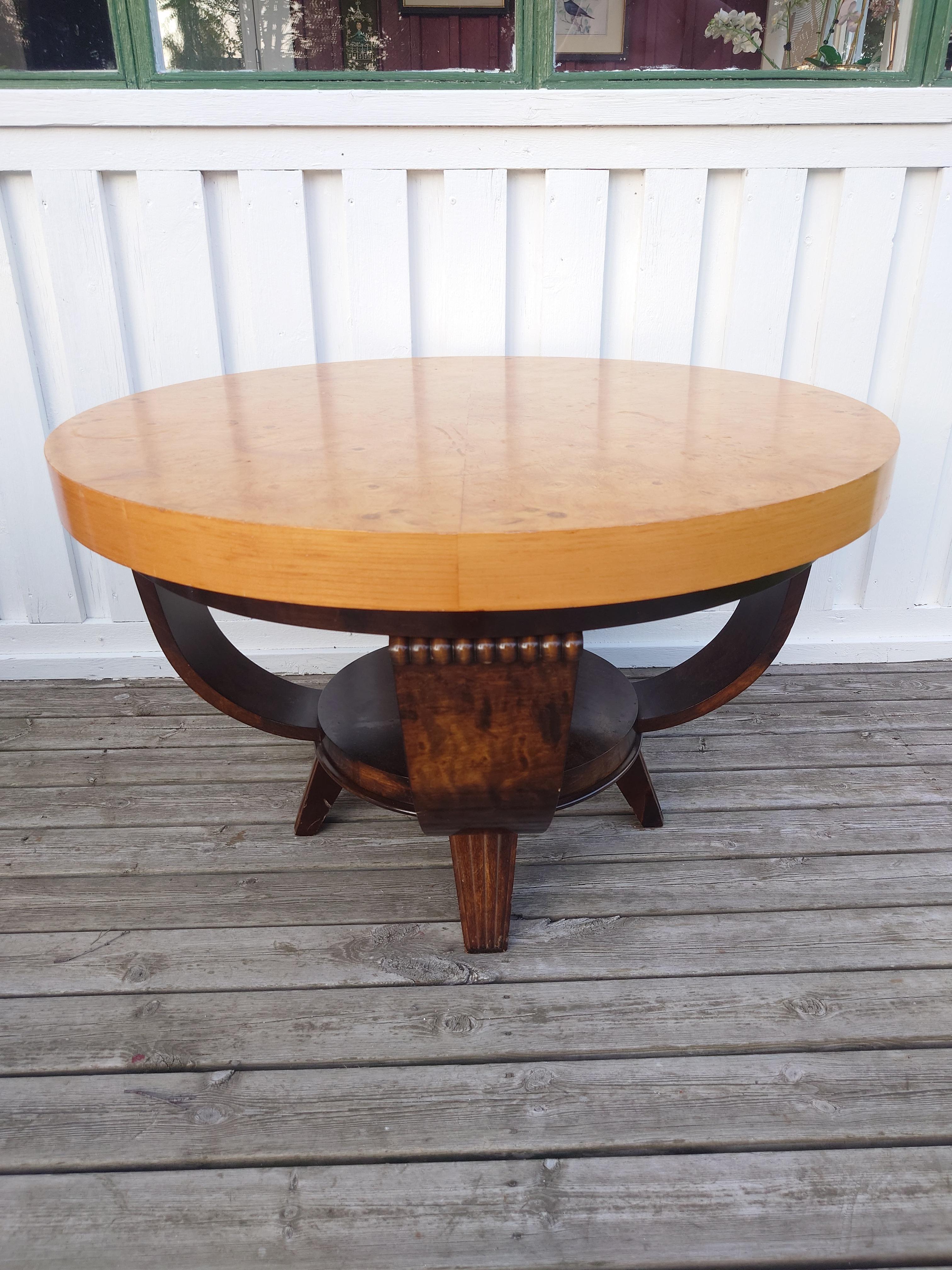 

Beautiful Art Deco sofa table / coffe table from the 1930s,  Ganddal, Norway.
It features a birch veneer base and a lovely elm-veneered top.
t55 cm tall and 90 cm in diameter, it's the perfect size for any living room. 


The table is in used