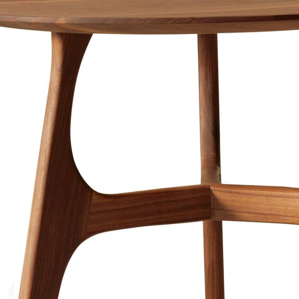 italien Table basse Converso en bois massif, finition naturelle en noyer fabriquée à la main, contemporaine en vente