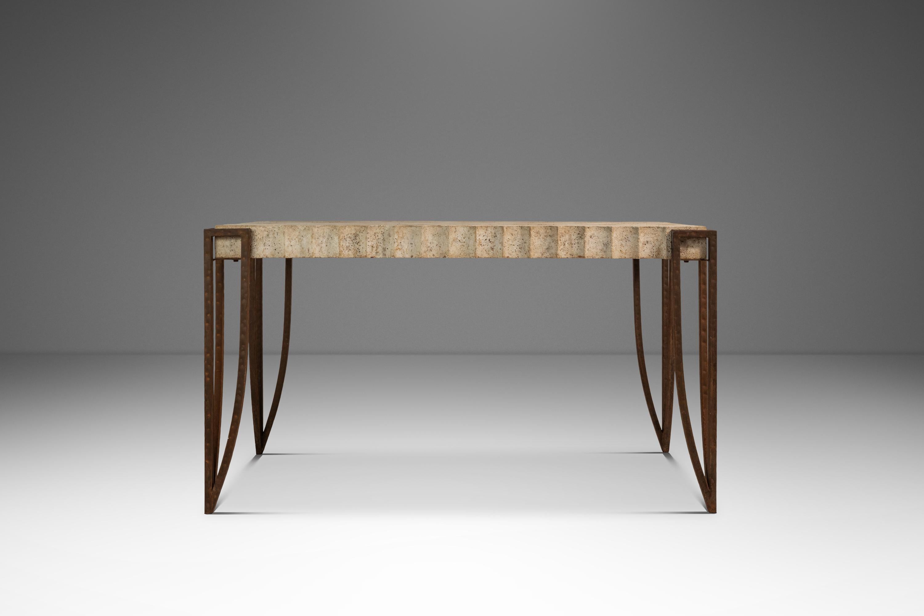 Voici une table console unique en son genre, conçue à la manière de R&Y Augousti. À la fois discrète et audacieuse, post-moderne et minimale, cette table haute présente un plateau en ciment unique, sculpté à la main et doté d'ondulations agréables à