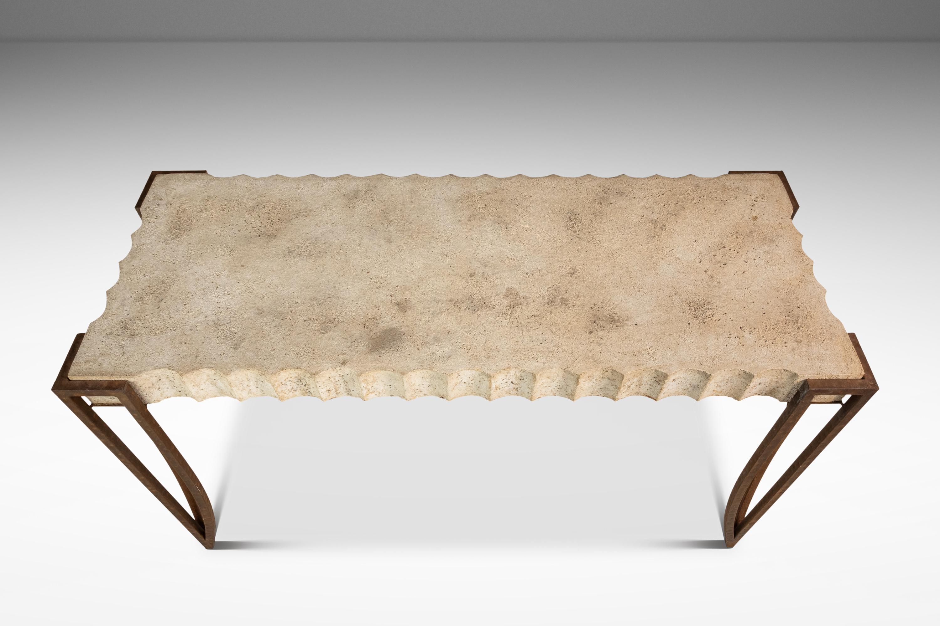 Table de canapé en ciment et acier patiné à la manière de R&Y Augousti, USA, 1990 Bon état - En vente à Deland, FL