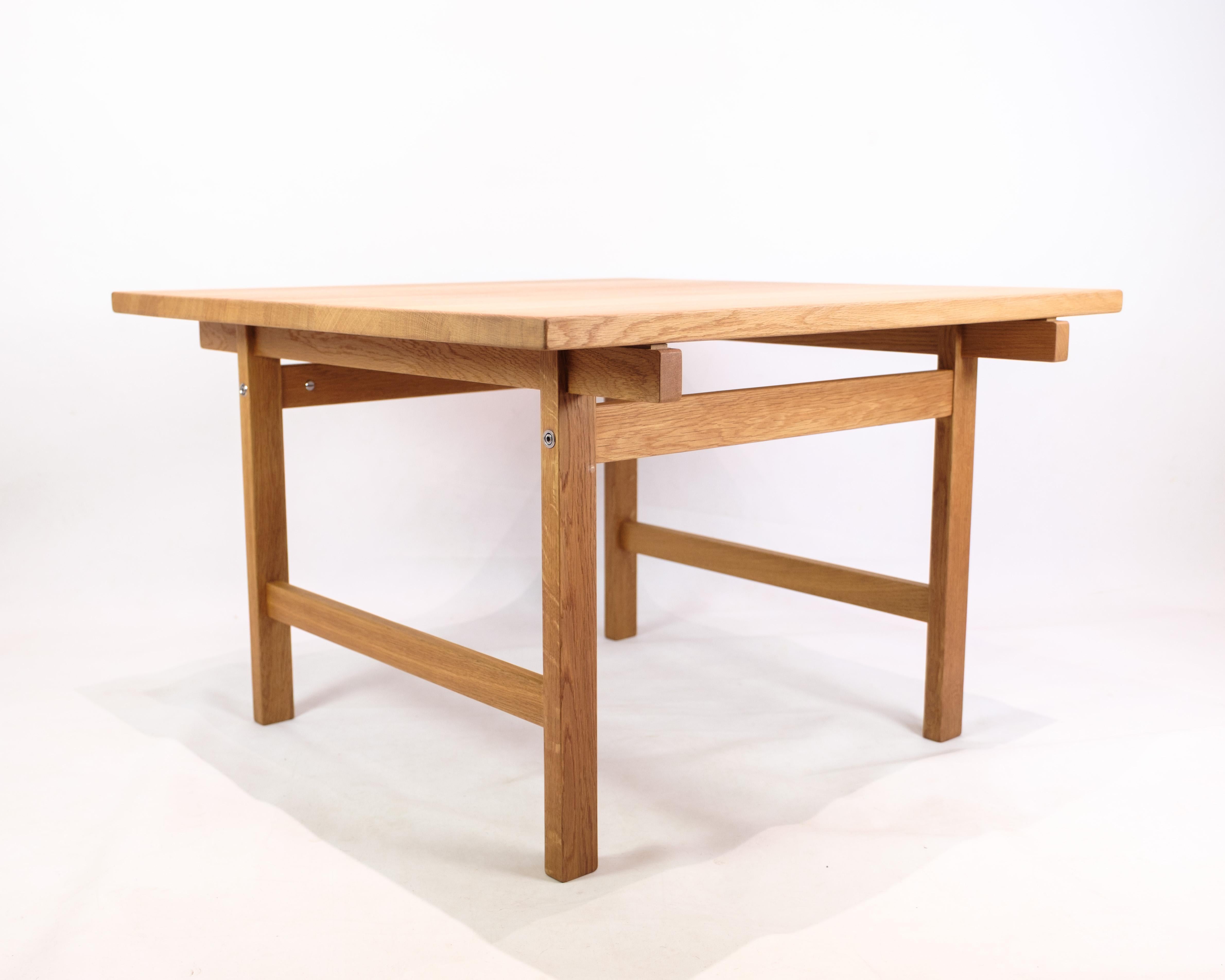Coffee table in oak designed by Hans J. Wegner and manufactured by PP Møbler from the 1990s.

The table has been refurbished and is in very good condition.

Dimensions: H:54 cm W:85 cm and D:85 cm