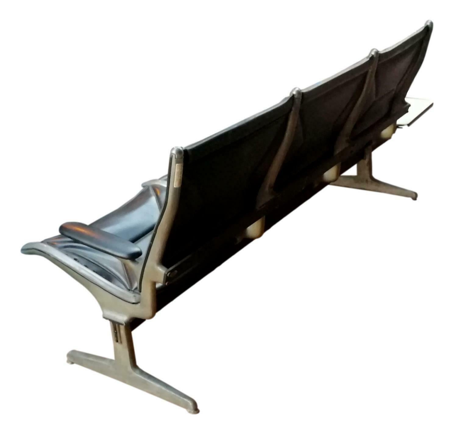 Rare chaise à trois places avec table d'appoint, conçue en 1962 par charles eames pour herman miller et souvent utilisée dans les aéroports les plus célèbres du monde.

structure en aluminium moulé sous pression d'une résistance exceptionnelle,