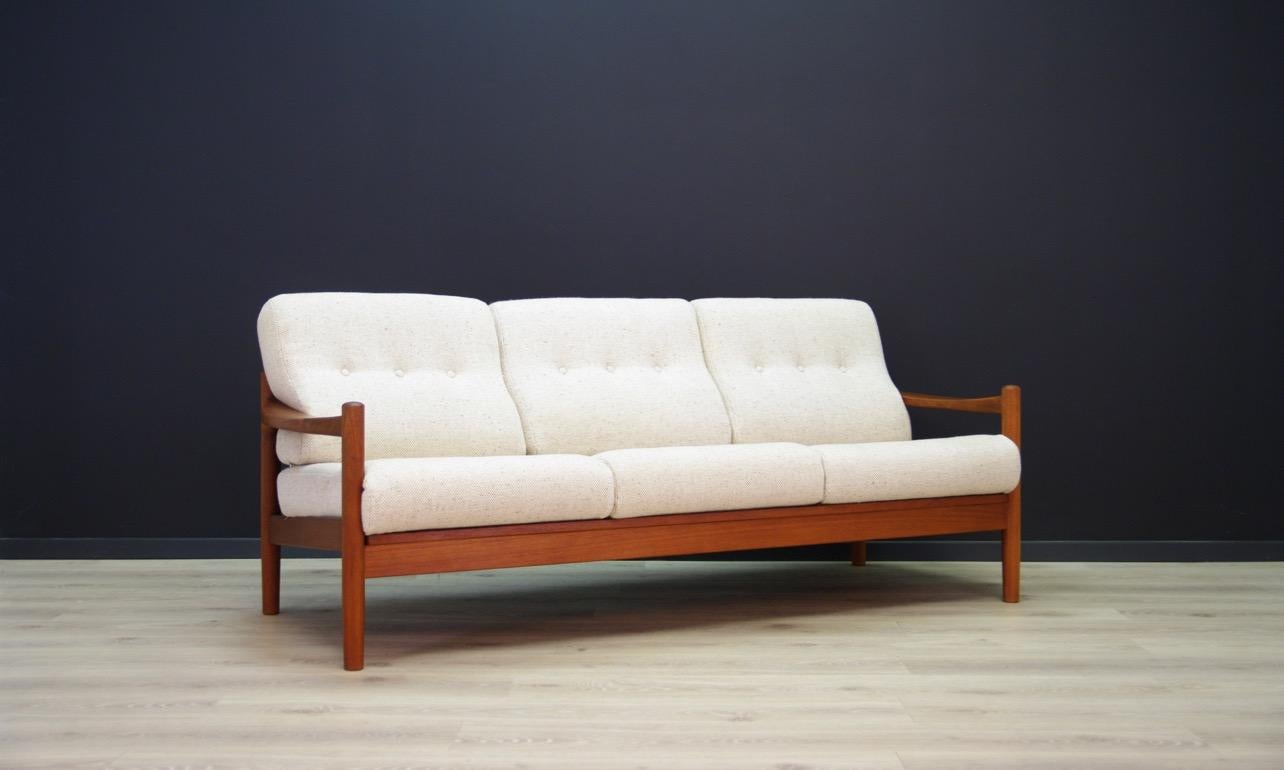 Brilliant sofa from the 1960s-1970s, Danish design at its best. Original upholstery (color - white), construction made of teak. Preserved in good condition (minor scratches and dings) - directly for use.

Dimensions: height 77.5 cm, seat height 40