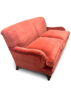 Canapé trois places dans le design 'Howard'.