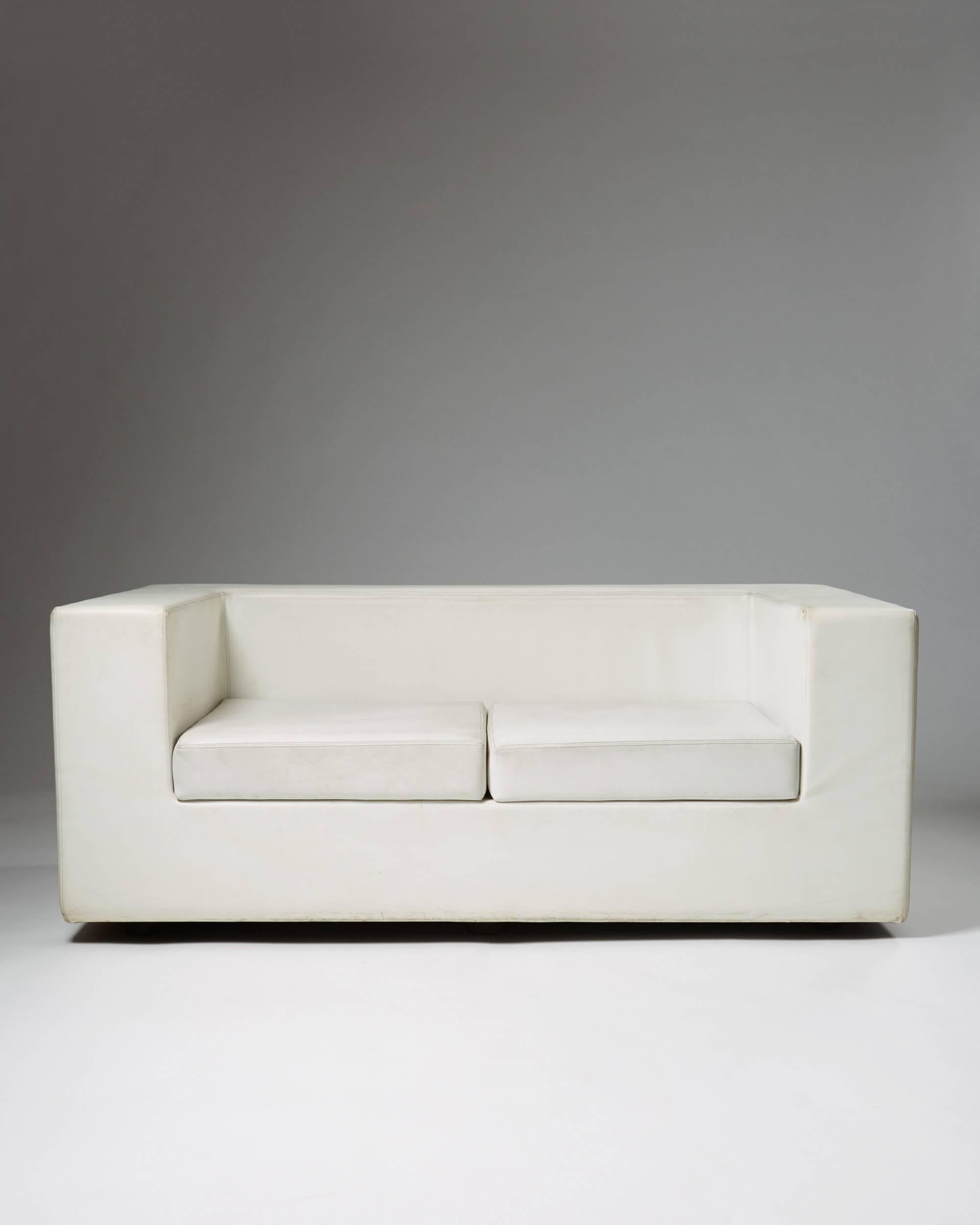 Sofa “Throwaway” designed by Willie Landels for Zanotta, Italy, 1960s. Vinyl covered foam.

Measures: H 75 cm/ 29 1/2''
L 180 cm/ 5' 11''
D 105 cm/ 41 1/2''
SH 38 cm/ 15