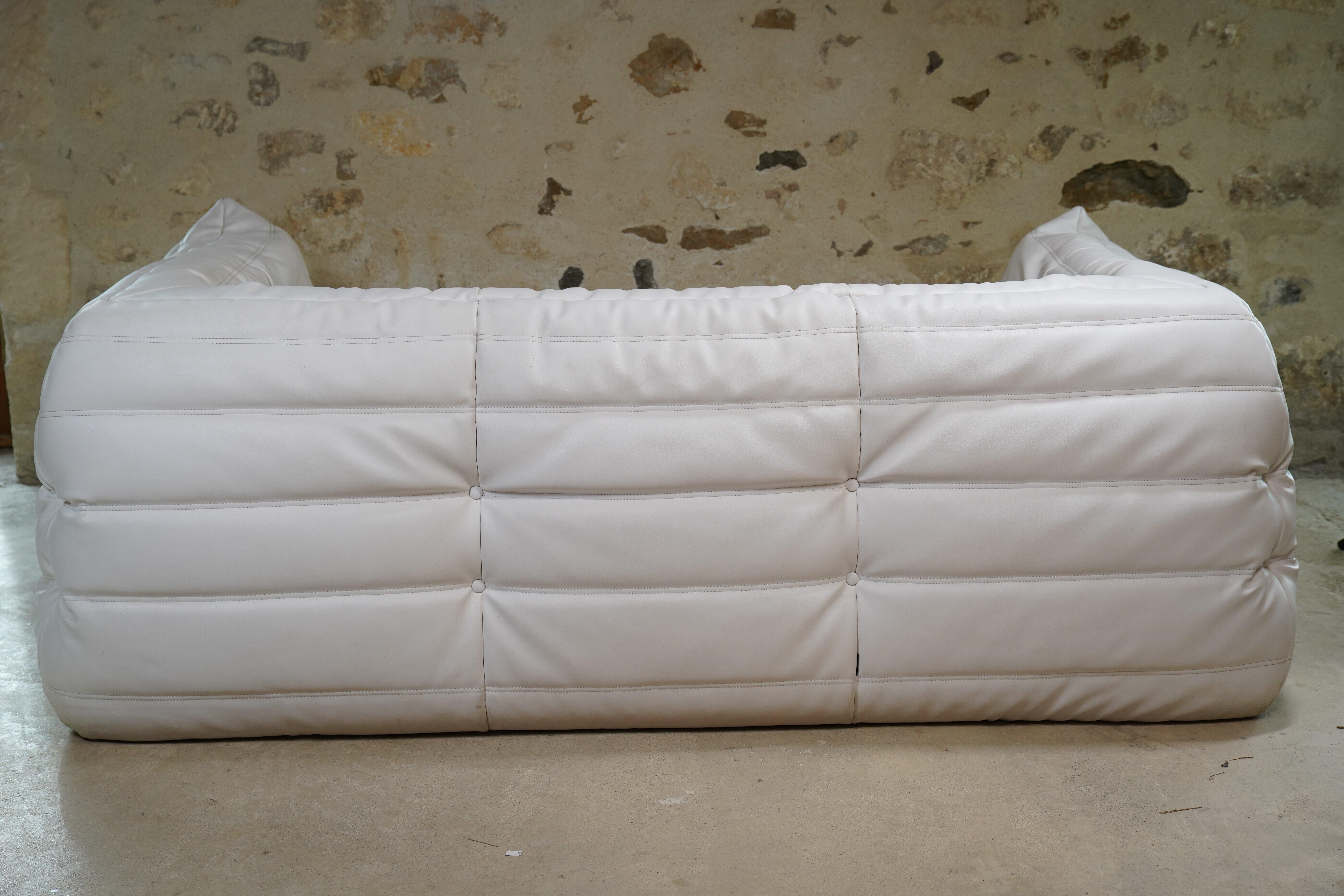 Dreisitziges Togo-Sofa aus weißem Leder mit Armlehnen von Ligne Roset, 2007 (Französisch) im Angebot