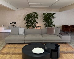 Sofá, diseño modular tapizado, tela marrón grisácea, detalle de bandeja de cuero, Italia