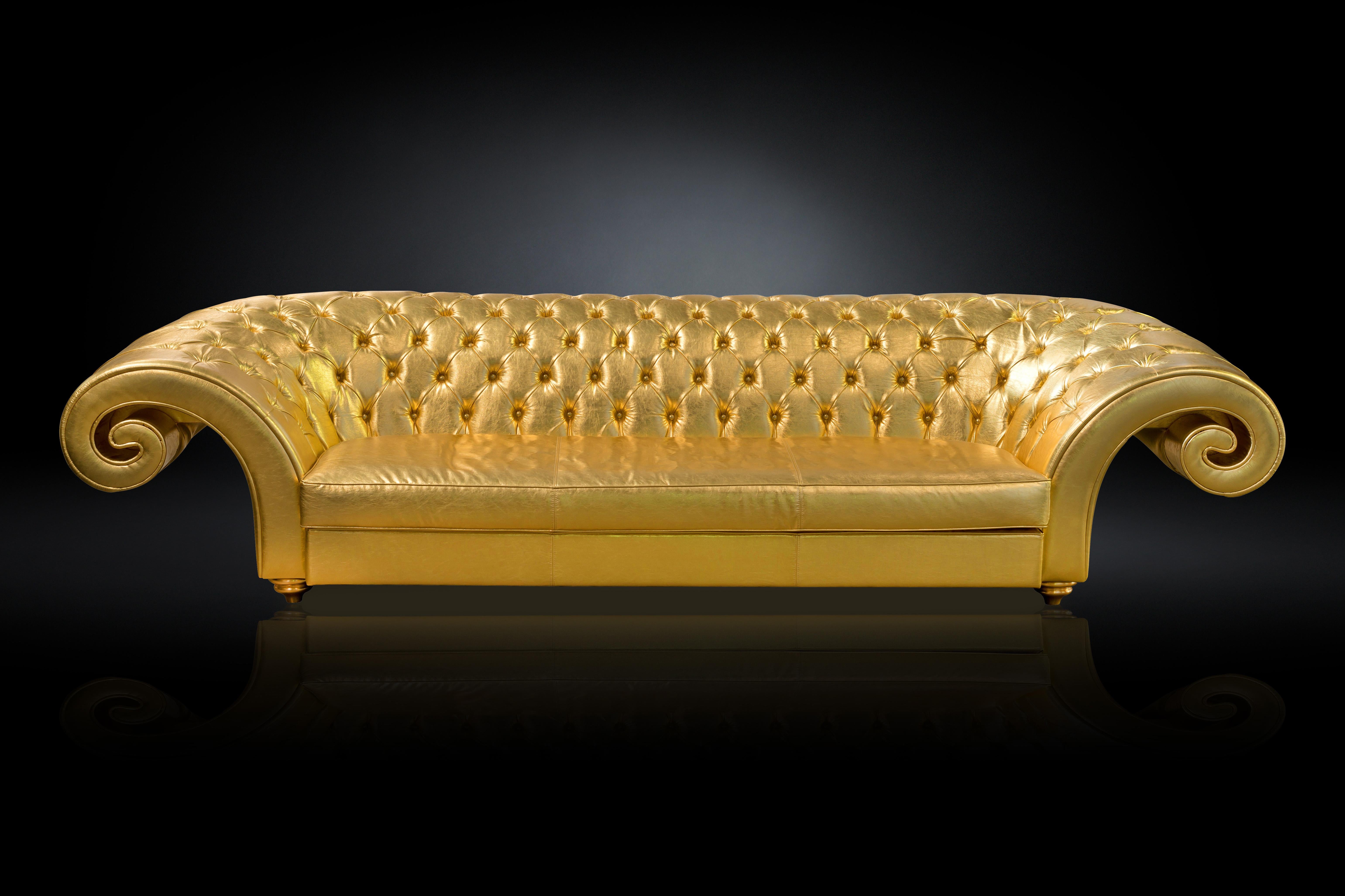 Sofa Versailles, Capitonné-Rückenlehne, Kunstleder Gold, Italien (Neoklassisch) im Angebot