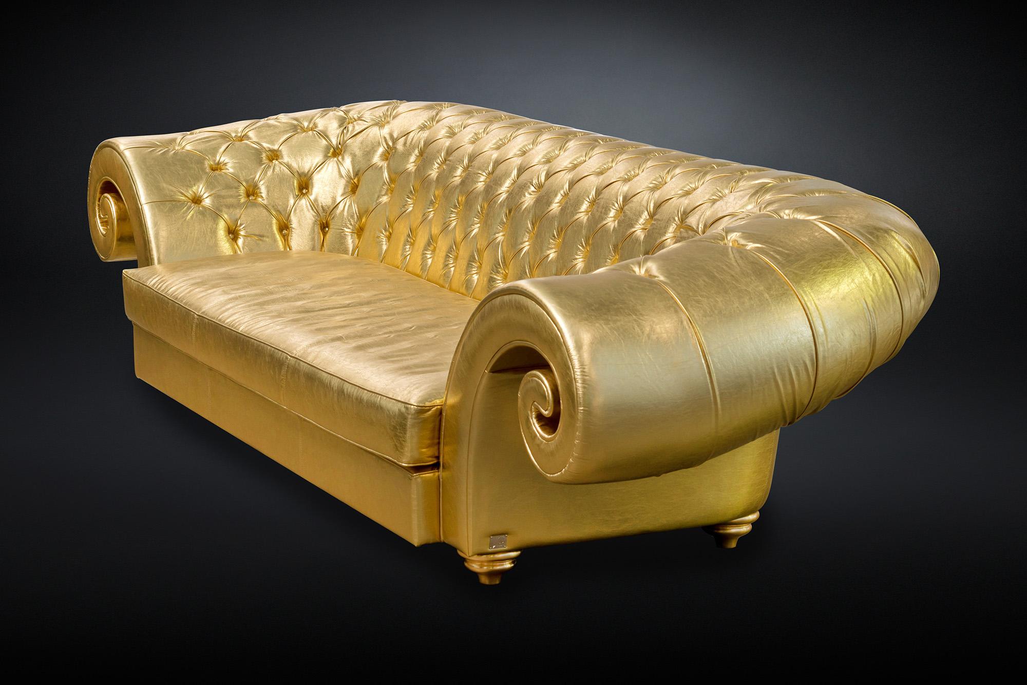 Sofa Versailles, Capitonné-Rückenlehne, Kunstleder Gold, Italien (Italienisch) im Angebot