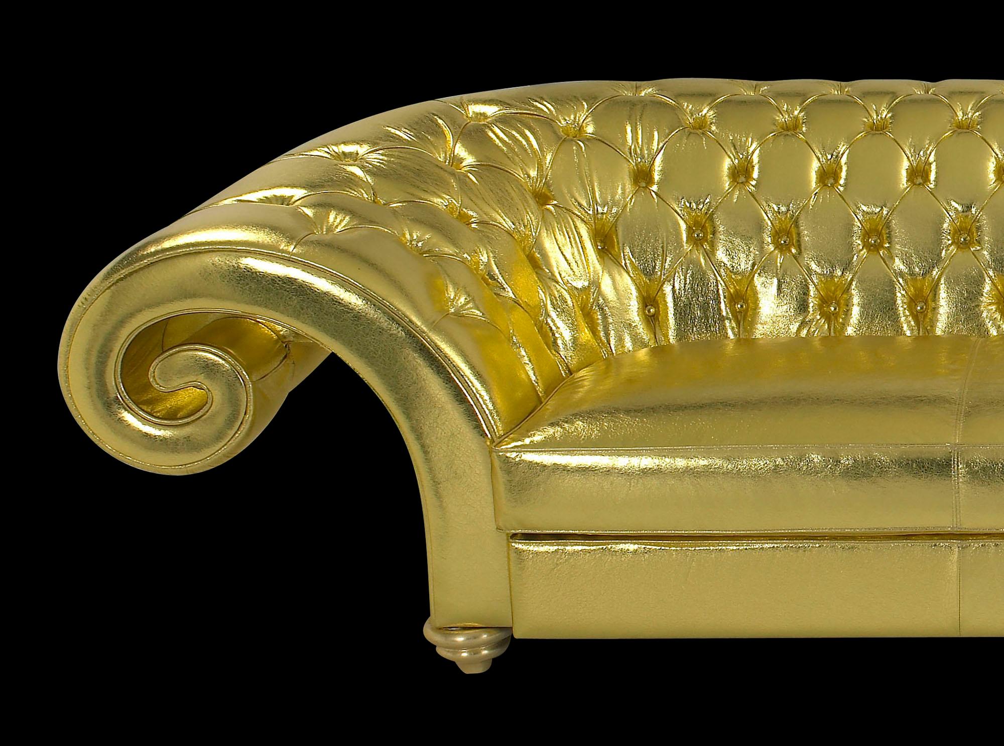 Fait main Canapé Versailles, dossier capitonné, simili cuir doré, Italie en vente