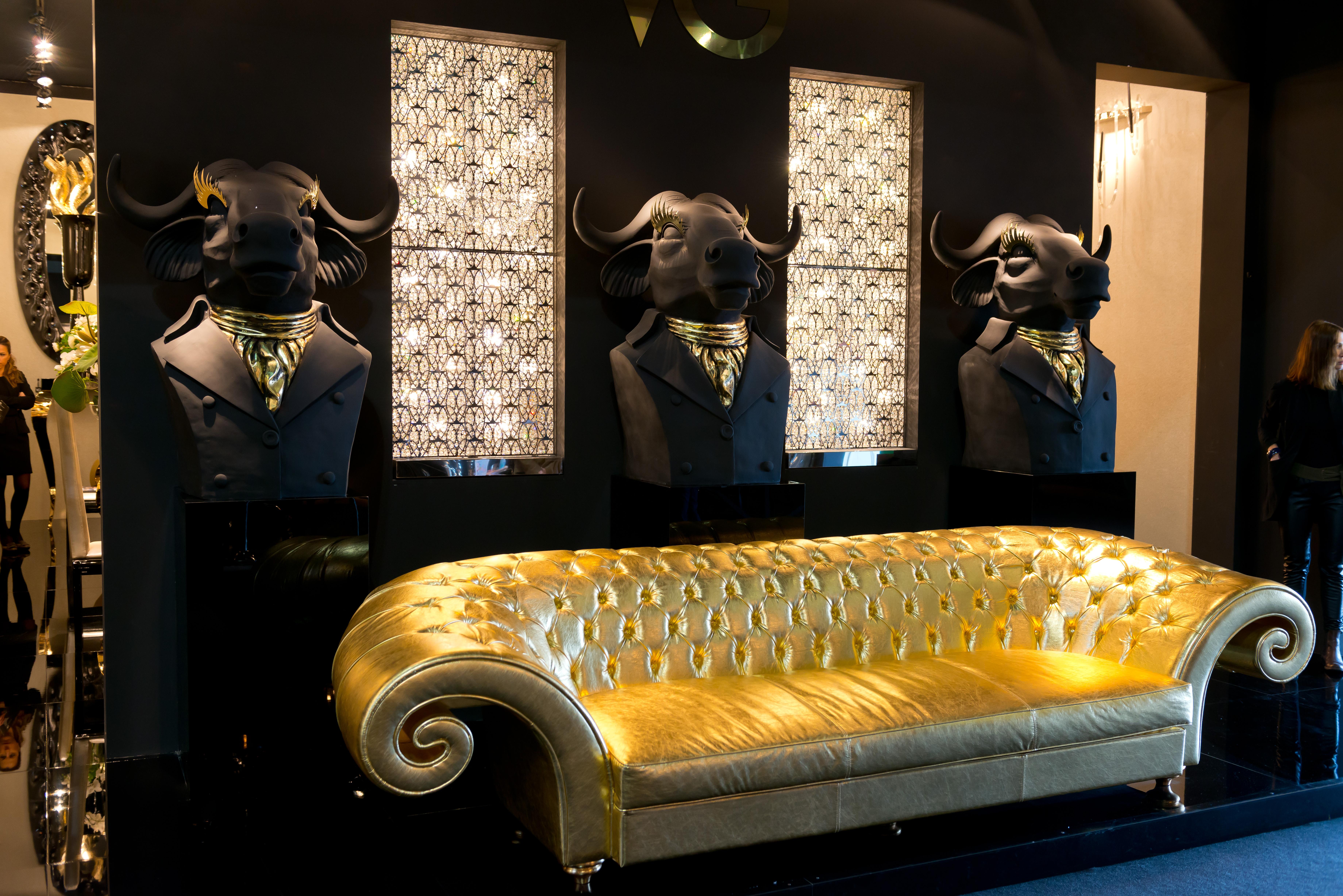 Sofa Versailles, Capitonné-Rückenlehne, Kunstleder Gold, Italien im Angebot 1