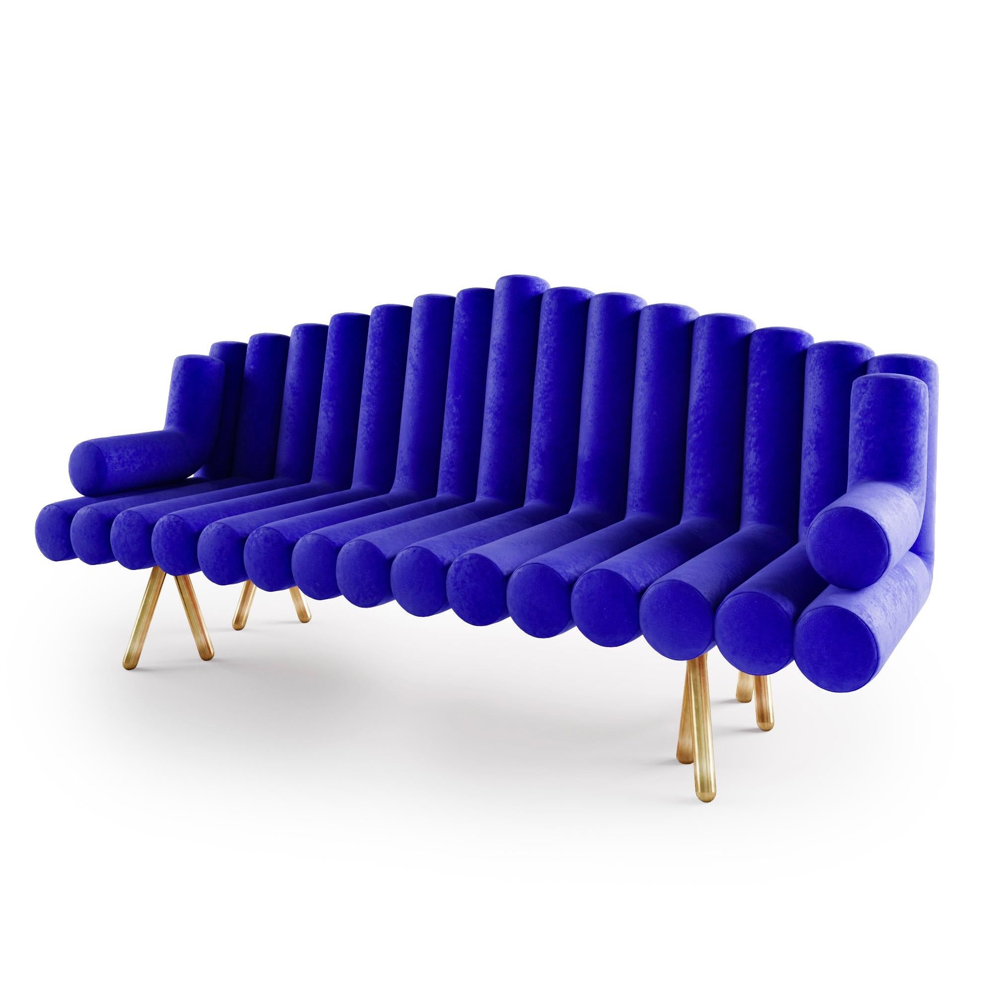 Sofa aus blauem Mohair und Beinen aus poliertem Messing (amerikanisch) im Angebot