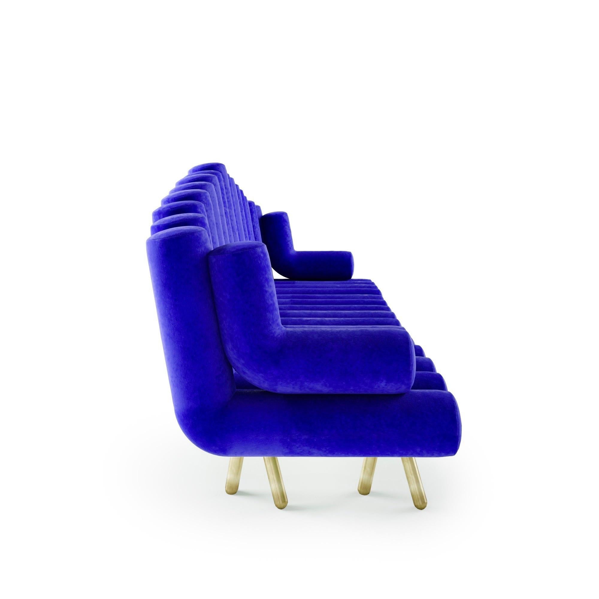 Sofa aus blauem Mohair und Beinen aus poliertem Messing (Poliert) im Angebot