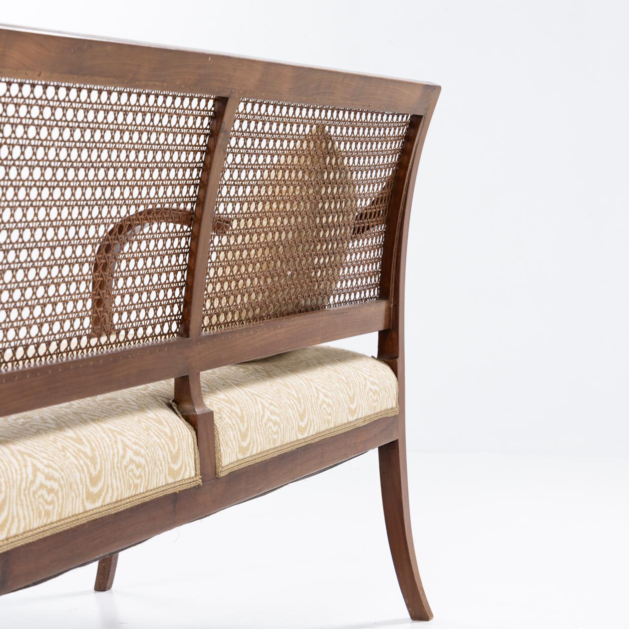 20ième siècle Canapé courbé de Frits Henningsen. Trois chaises assorties disponibles en vente