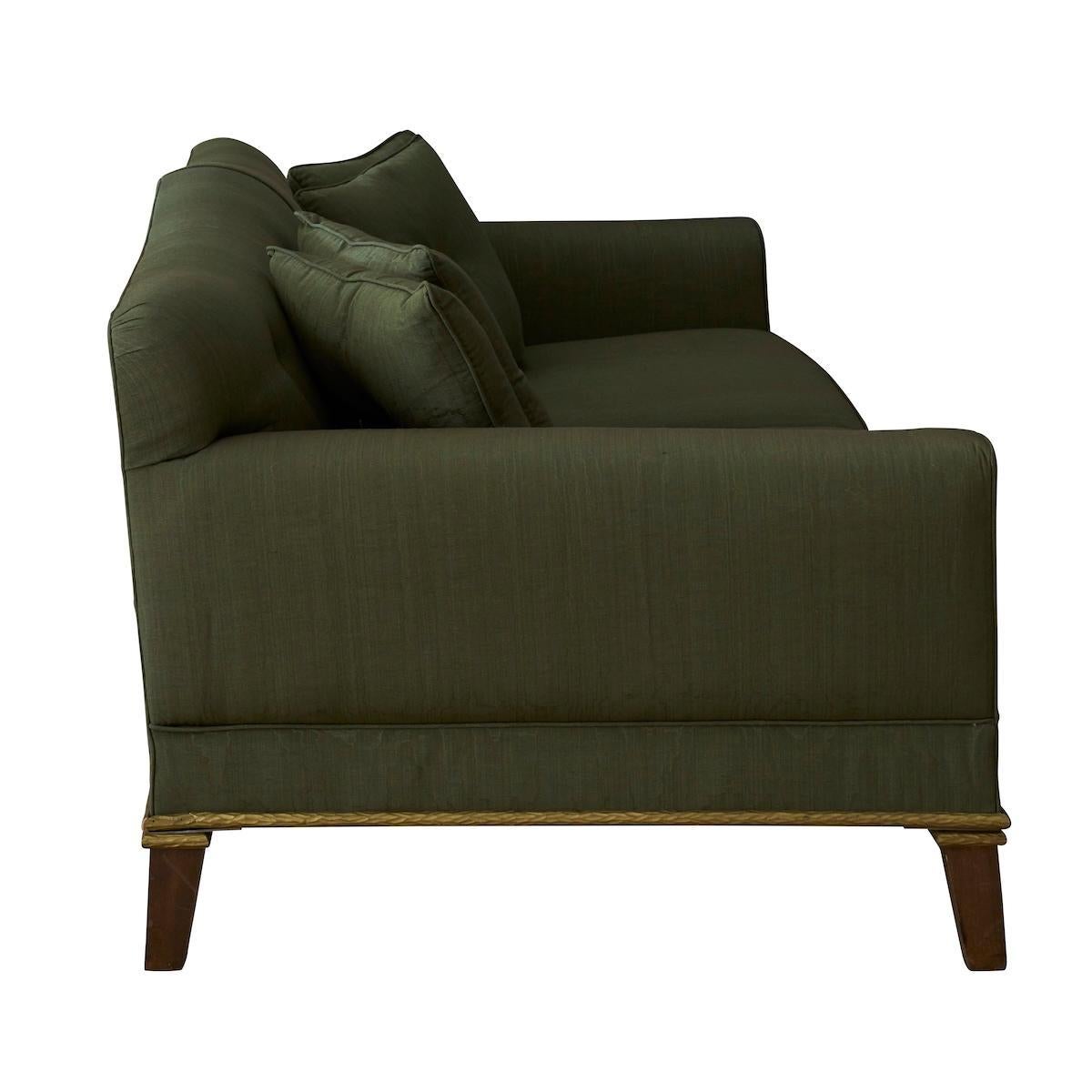 Este sofá se descubrió en Francia y se atribuyó a Alexis de la Falaise, modelo-actriz-autora que también fue diseñadora de muebles e interiores y una icónica creadora de tendencias. Con un respaldo curvado de camello y mechones de botones, este