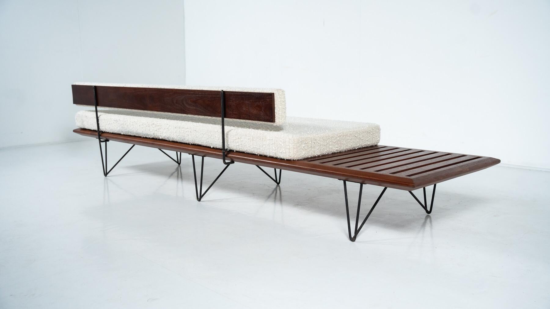 Sofá con tablero integrado de Carlo Hauner y Martin Eisler para Forma, años 50

Carlo Hauner fue un diseñador y arquitecto brasileño de origen italiano, ampliamente reconocido por sus
trabajo a mediados del siglo XX. Nacido en Italia en 1927, se