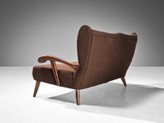 Sofá con reposabrazos esculturales en tapicería de roble y marrón