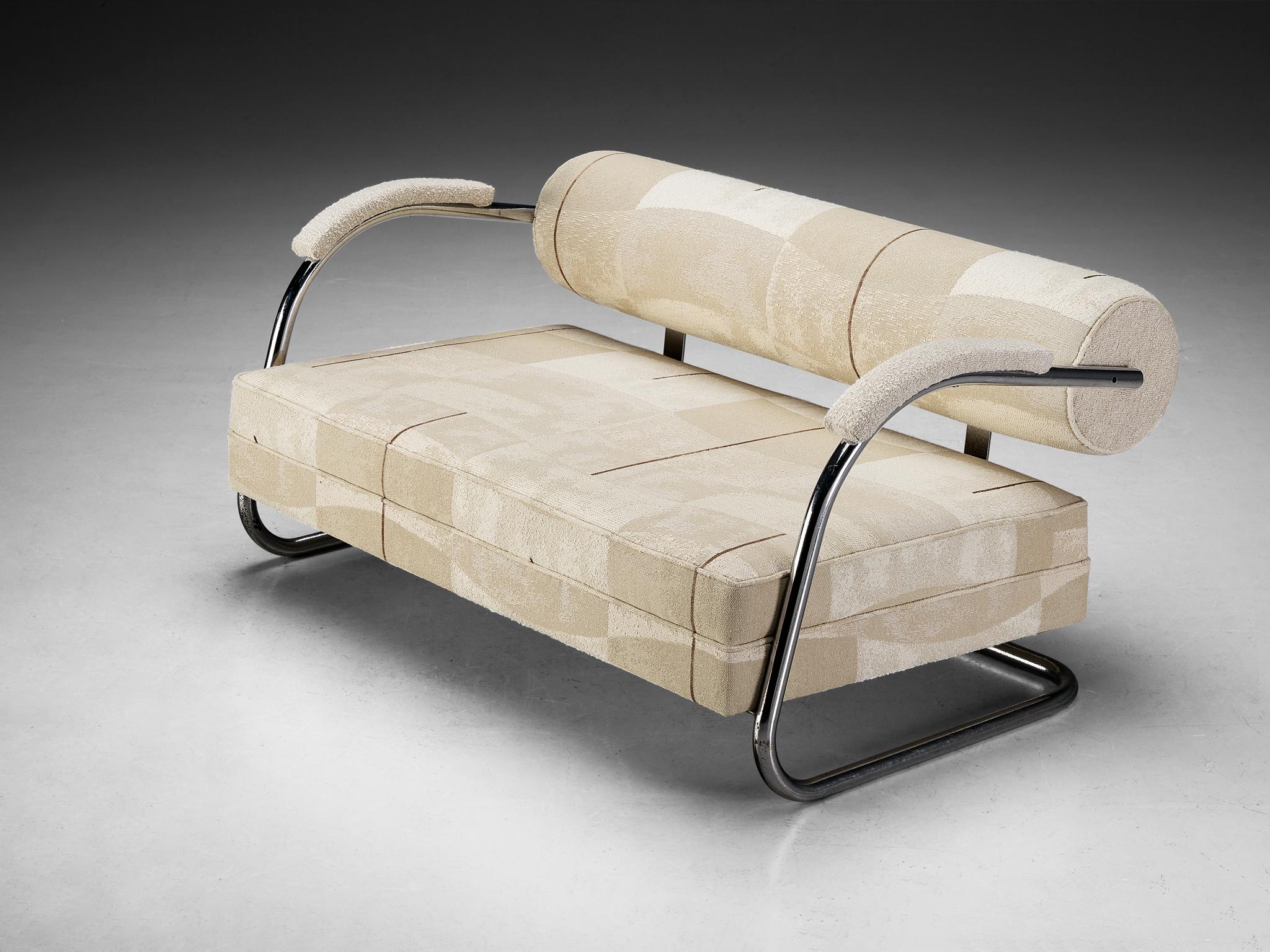 Sofa, Stoff von Larsen, verchromtes Metall, Nordeuropa, 1930er Jahre

Dieses Sofa wurde nach den Prinzipien der Bauhaus-Bewegung entworfen. Das Design besteht aus einem Rohrgestell aus verchromtem Metall und zeichnet sich durch markante Linien und