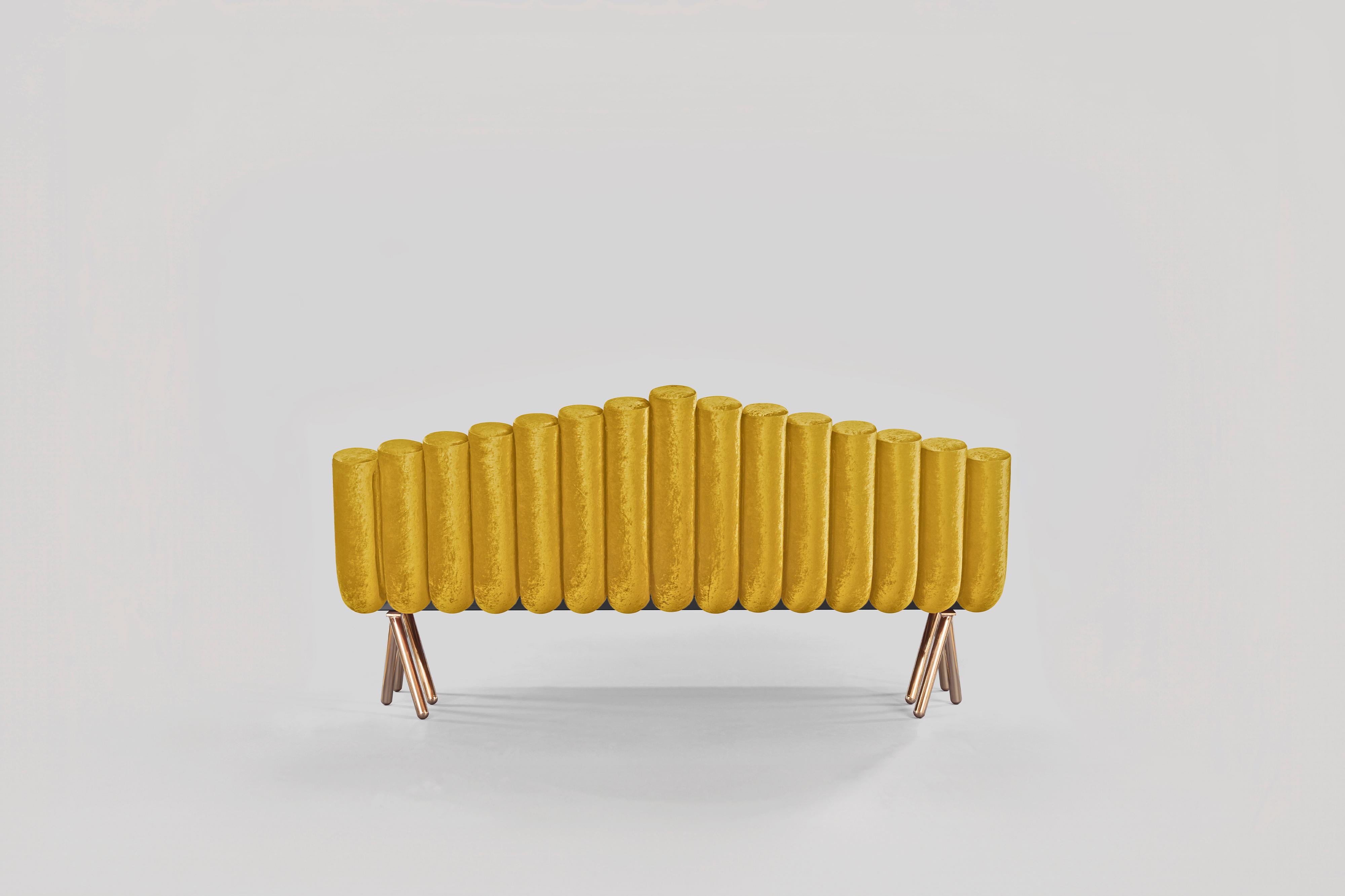 Art Déco Divano in velluto giallo con gambe in ottone lucido in vendita