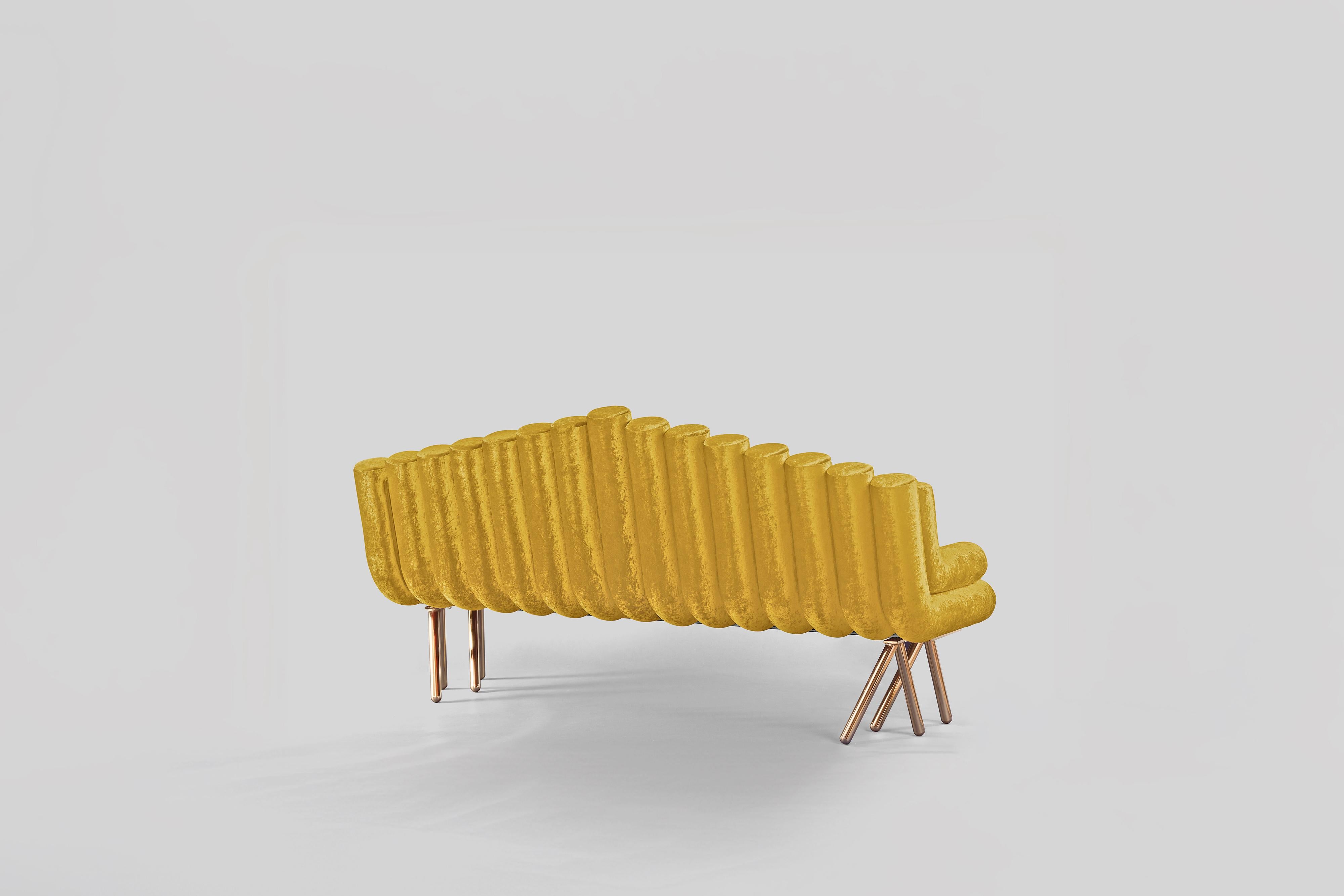 Lucidato Divano in velluto giallo con gambe in ottone lucido in vendita