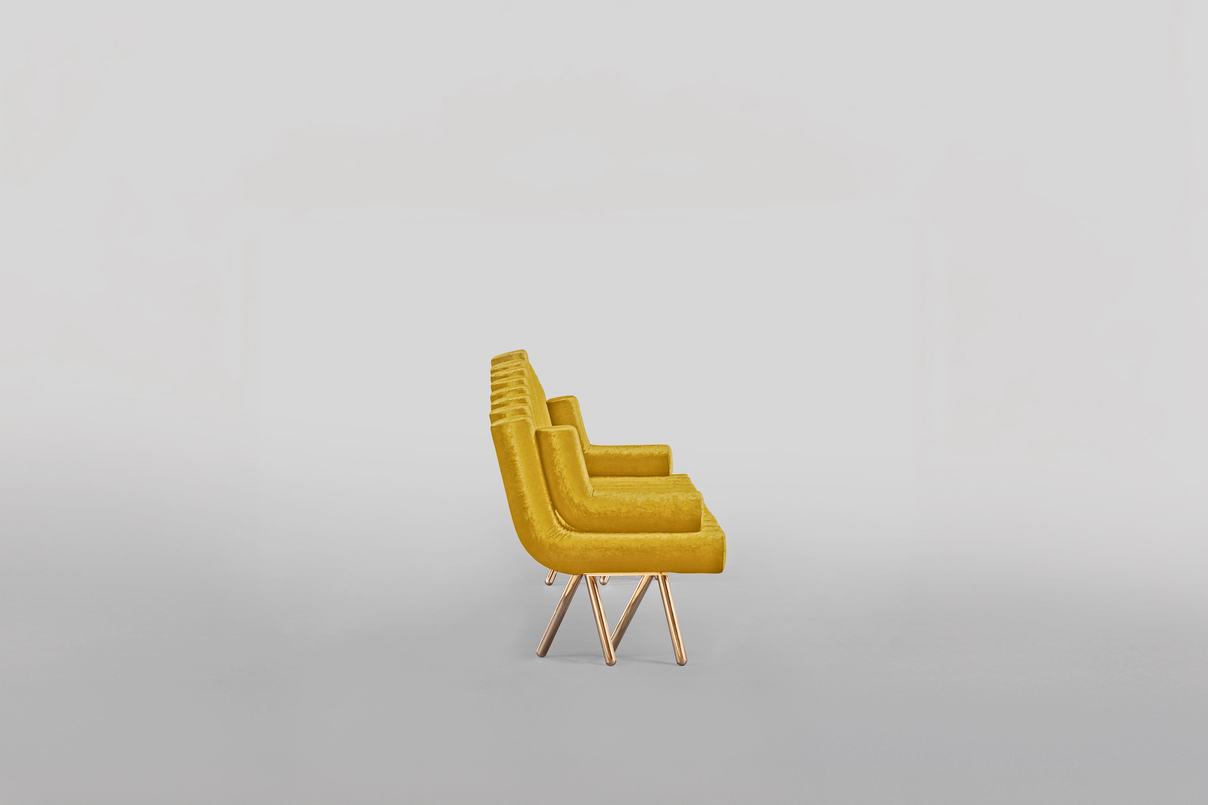 Divano in velluto giallo con gambe in ottone lucido In condizioni Nuovo in vendita a Toronto, Ontario