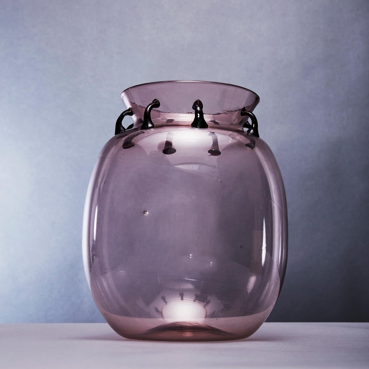 Schillernde, bauchige Vase aus SoffiatoModell Nr. 1416, mit mehreren aufgesetzten Henkeln in der Nähe und um die Öffnung der geriffelten Vasenmündung. Eine Technik, bei der das fein mundgeblasene Gefäß eine dünne Wand aus amethystfarbenem Glas