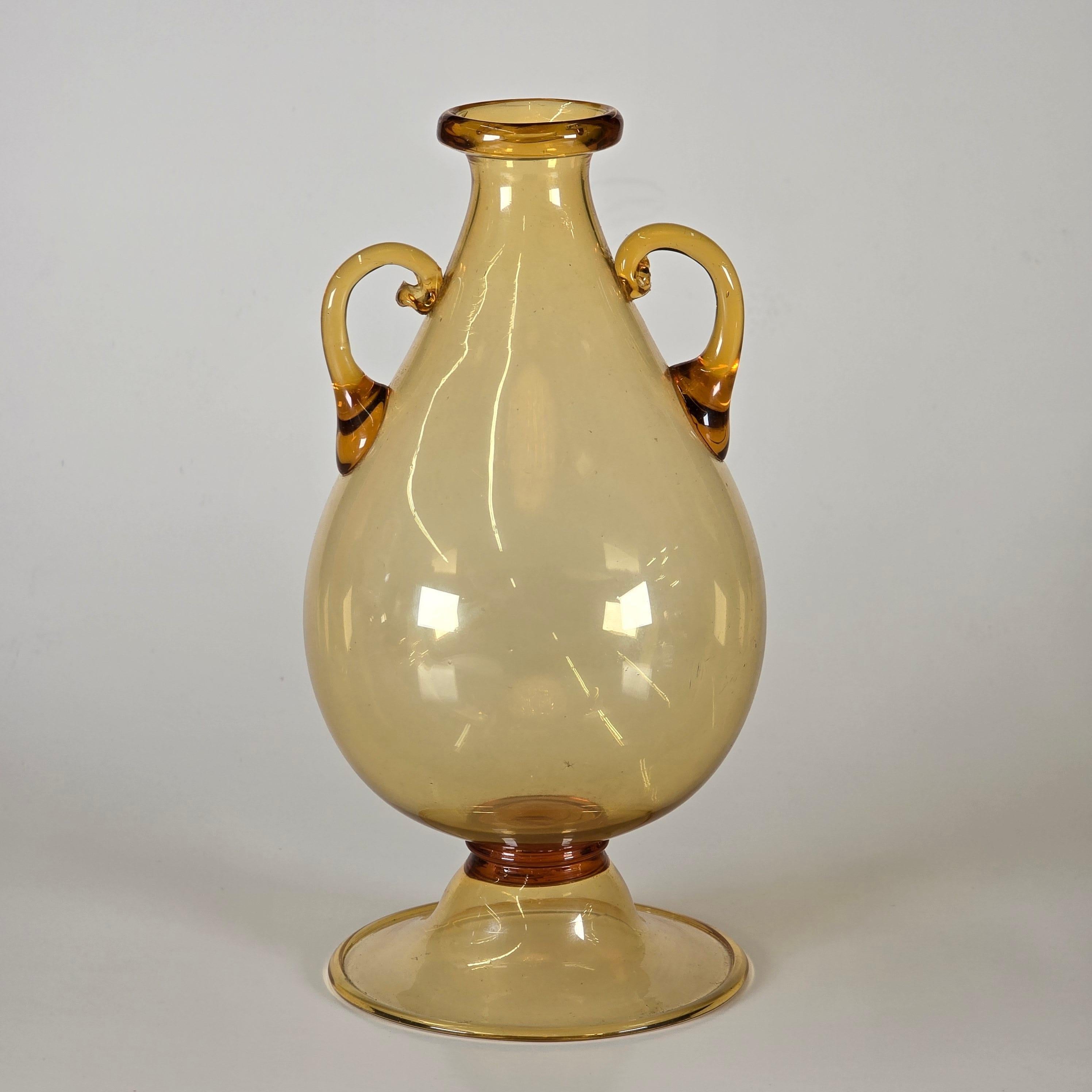 Stupendo vaso Soffiato di Vittorio Zecchin del 1920 circa.   Il vaso è più piccolo e più finemente lavorato rispetto alla maggior parte dei suoi pezzi.   Il piede inferiore e il bordo superiore sono ripiegati e i manici sono applicati.   Il vaso è