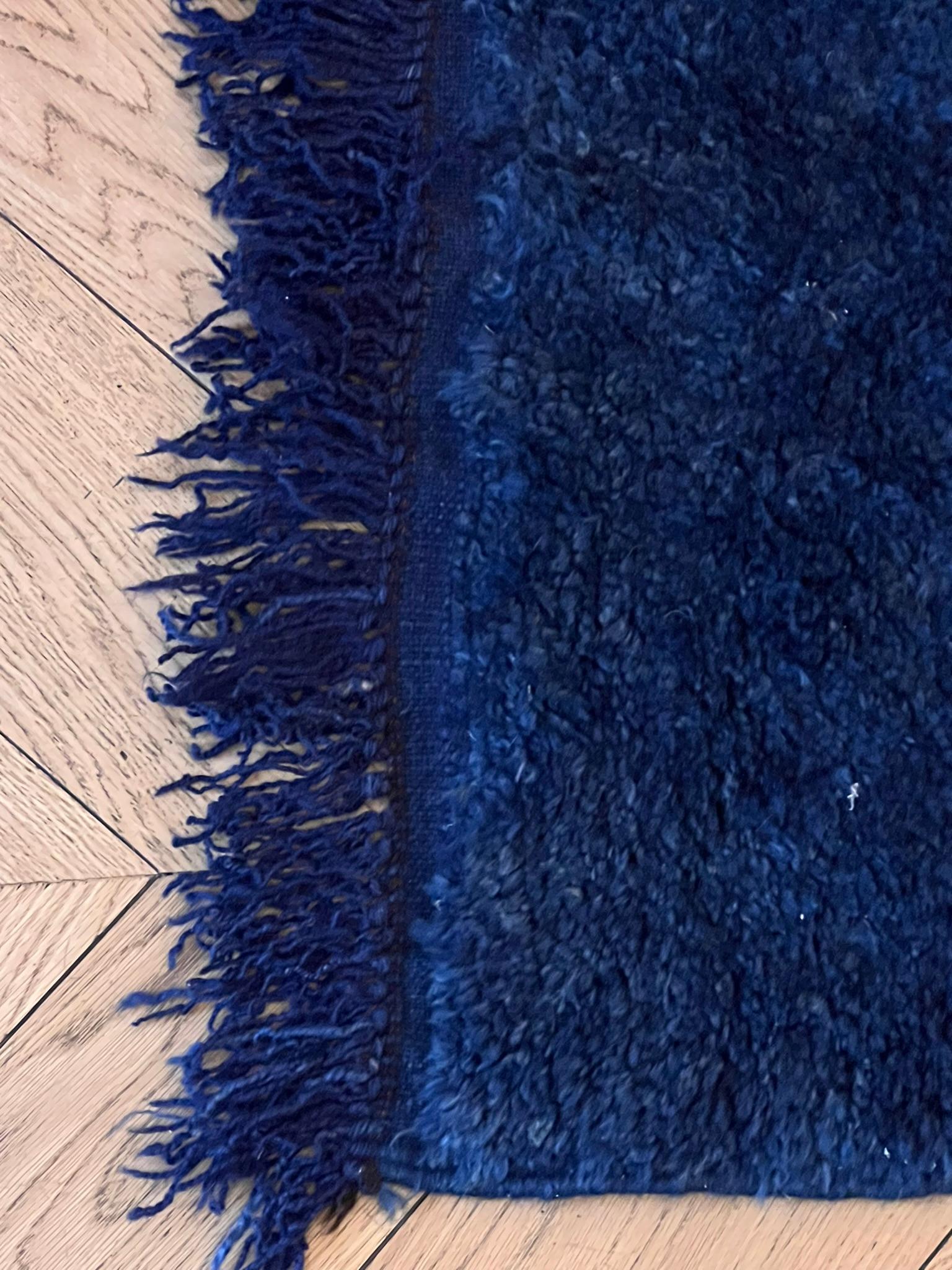 Tapis berbère à poils longs, doux et élégant, avec motif ton sur ton bleu de Prusse en vente 2
