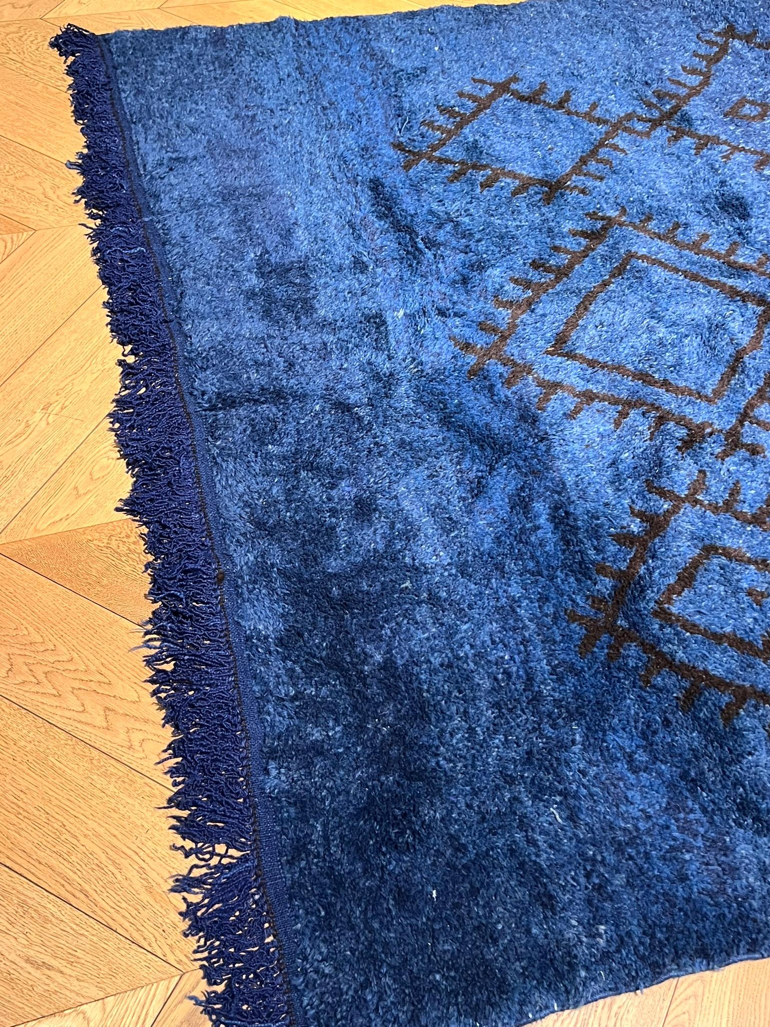 Tapis de fabrication ancienne provenant de la partie occidentale de la région du Moyen Atlas au Maroc. Les tapis monochromes bleus sont très rares (ils sont généralement rouges) et proviennent principalement de la région d'Azrou, une importante