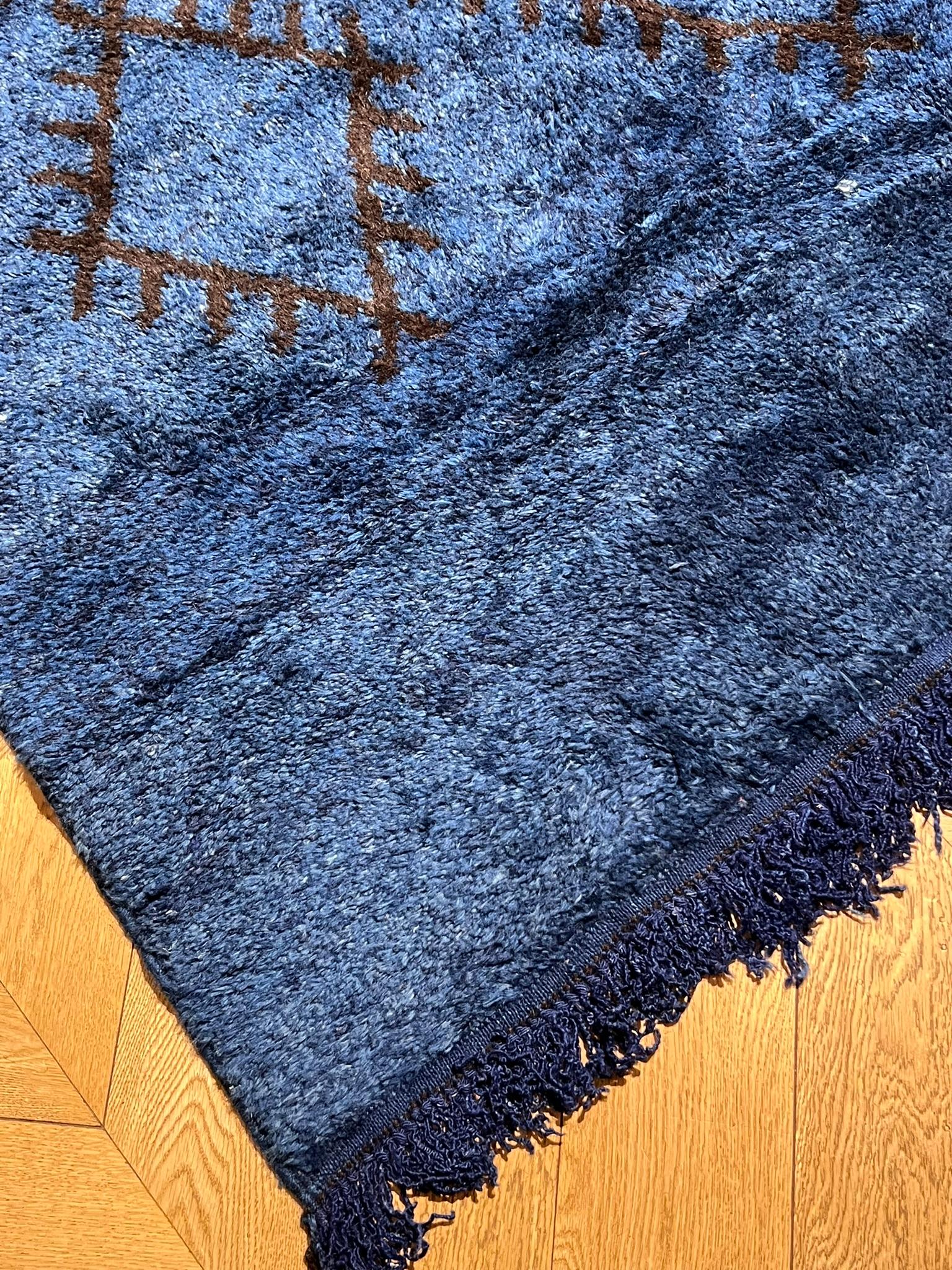 Primitif Tapis berbère à poils longs, doux et élégant, avec motif ton sur ton bleu de Prusse en vente
