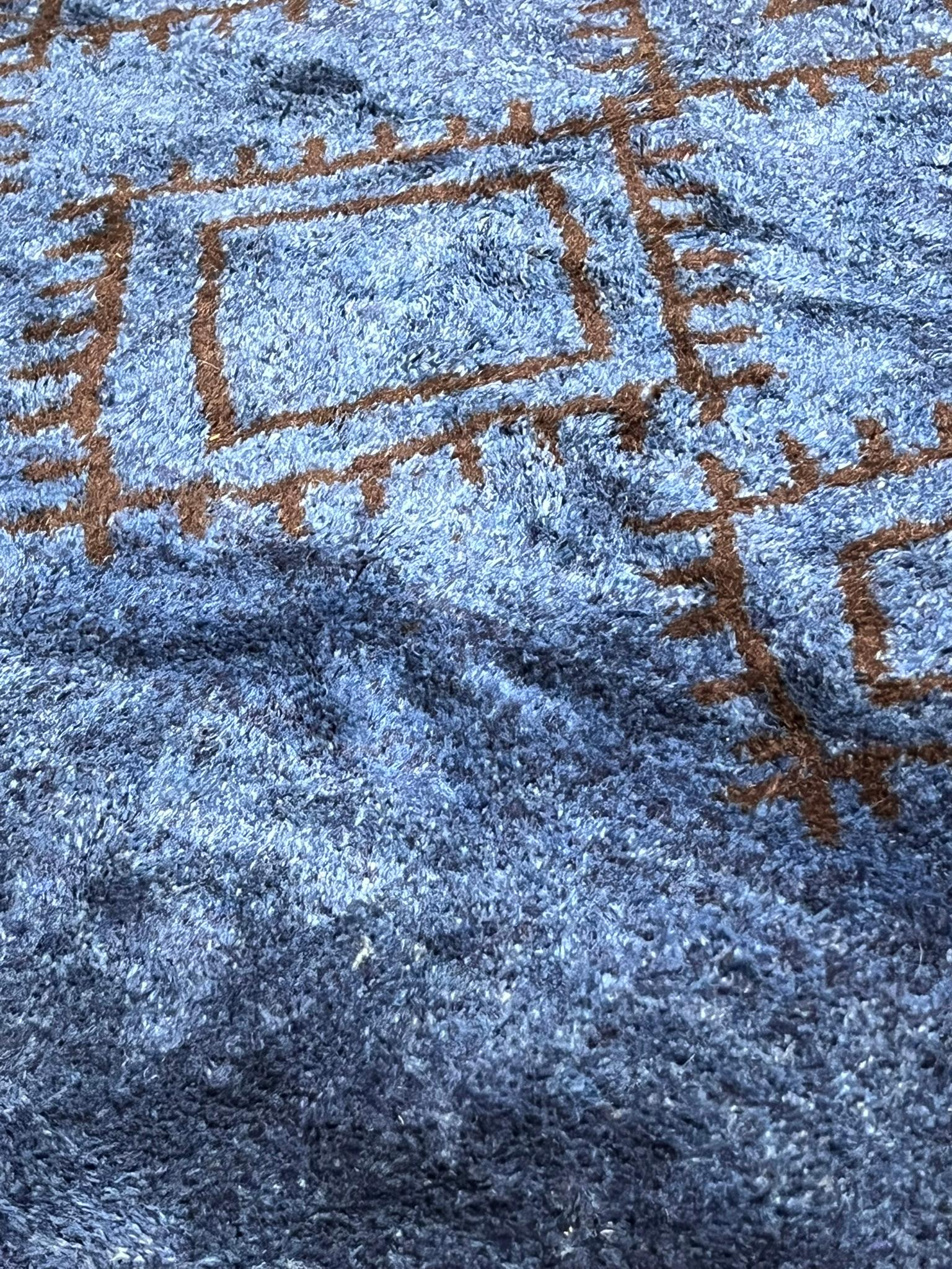 Moroccan Tapis berbère à poils longs, doux et élégant, avec motif ton sur ton bleu de Prusse en vente