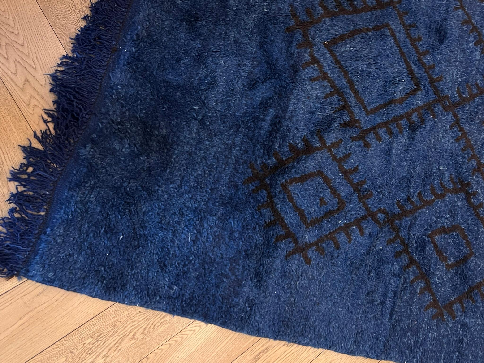 Noué à la main Tapis berbère à poils longs, doux et élégant, avec motif ton sur ton bleu de Prusse en vente